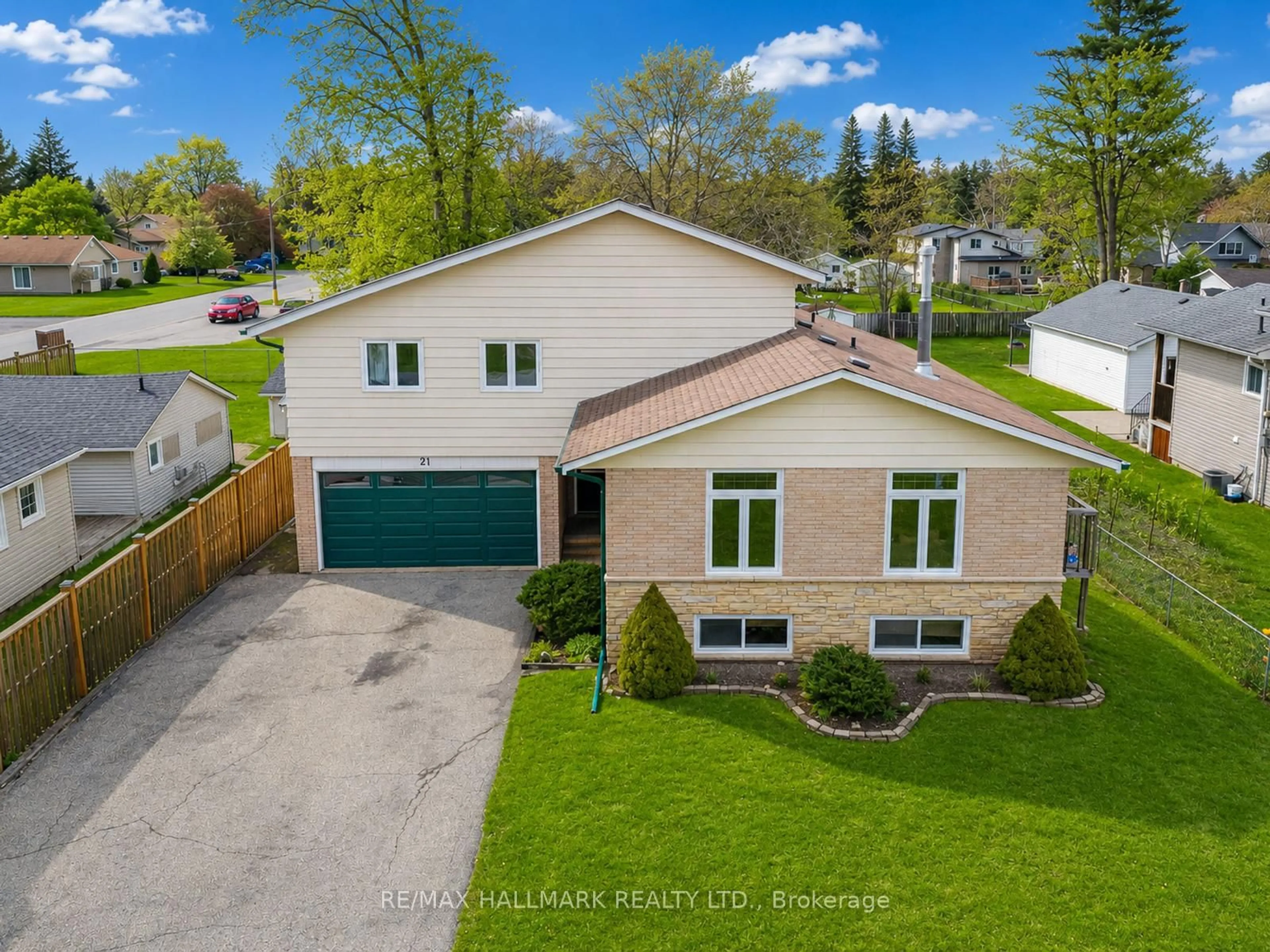 A pic from outside/outdoor area/front of a property/back of a property/a pic from drone, street for 21 Pleasant Ave, East Gwillimbury Ontario L9N 1A1
