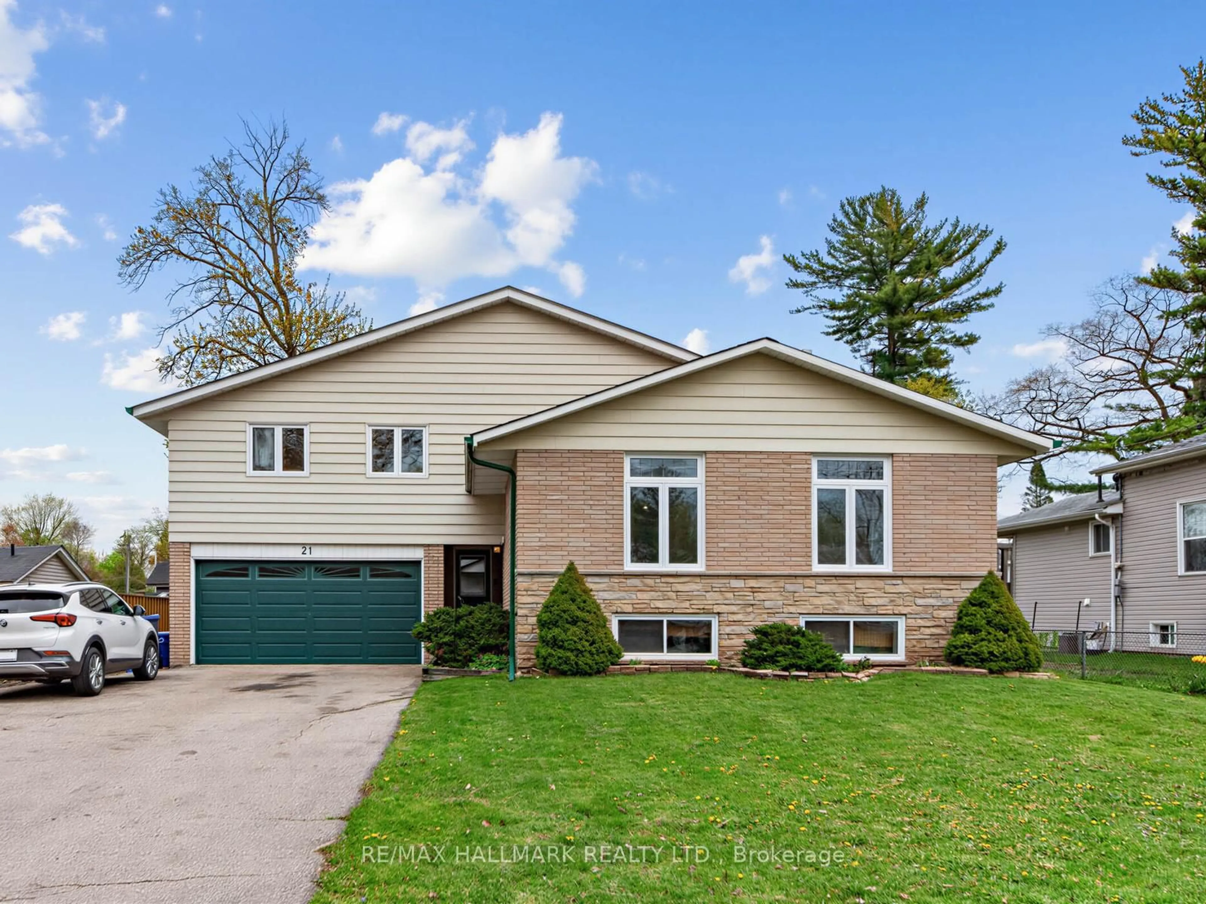 Home with vinyl exterior material, street for 21 Pleasant Ave, East Gwillimbury Ontario L9N 1A1