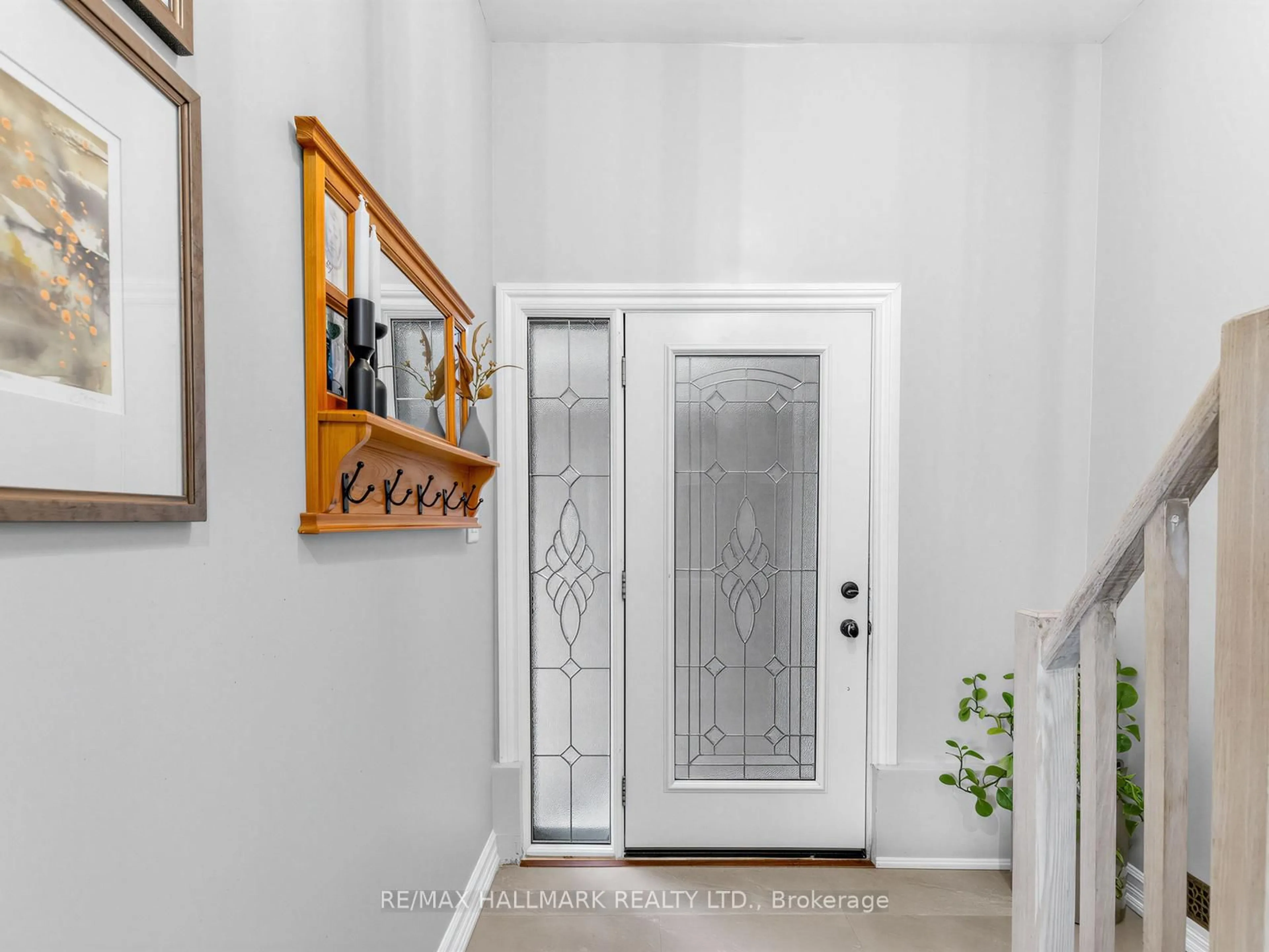 Indoor entryway for 21 Pleasant Ave, East Gwillimbury Ontario L9N 1A1