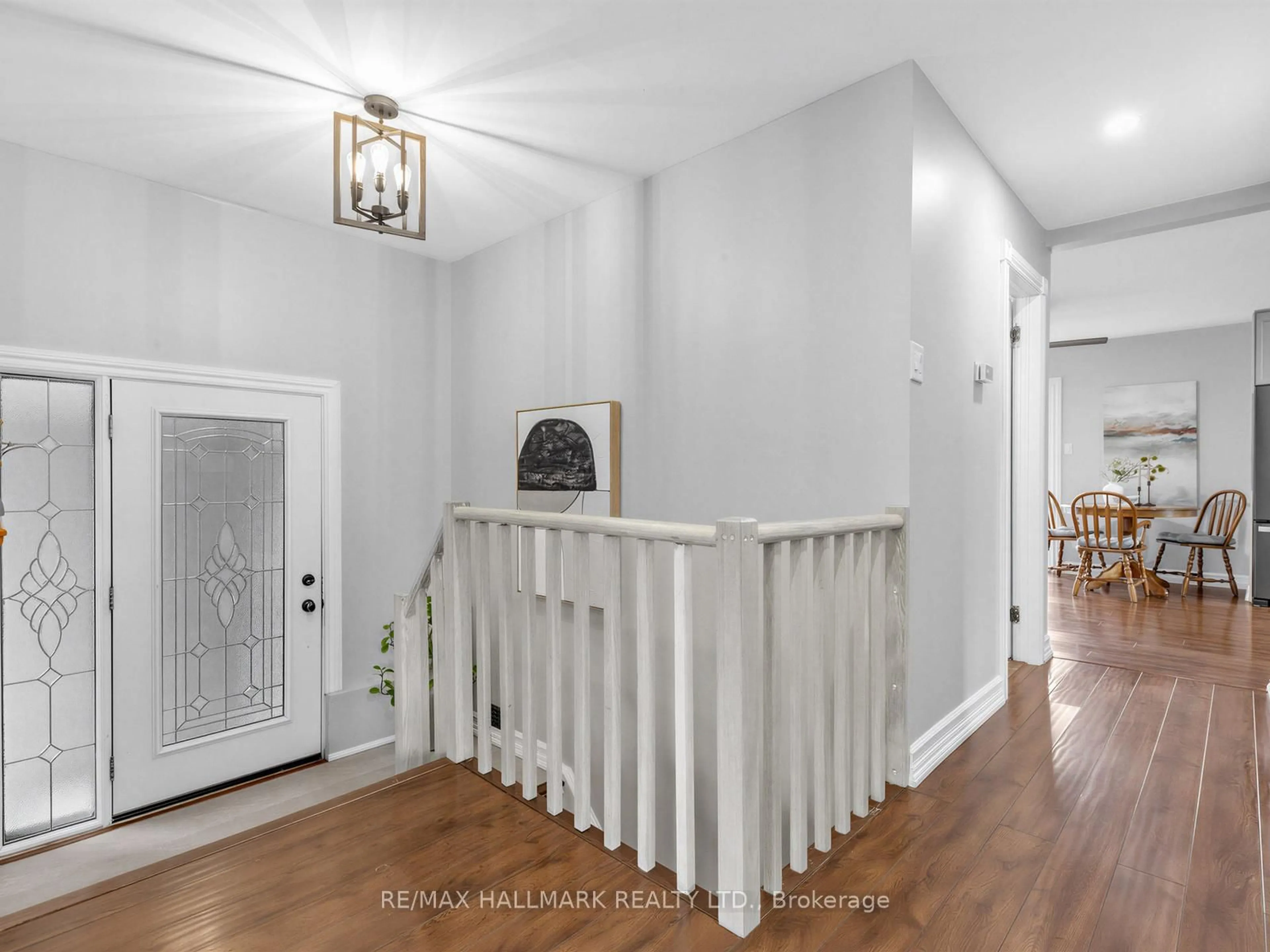 Indoor entryway for 21 Pleasant Ave, East Gwillimbury Ontario L9N 1A1