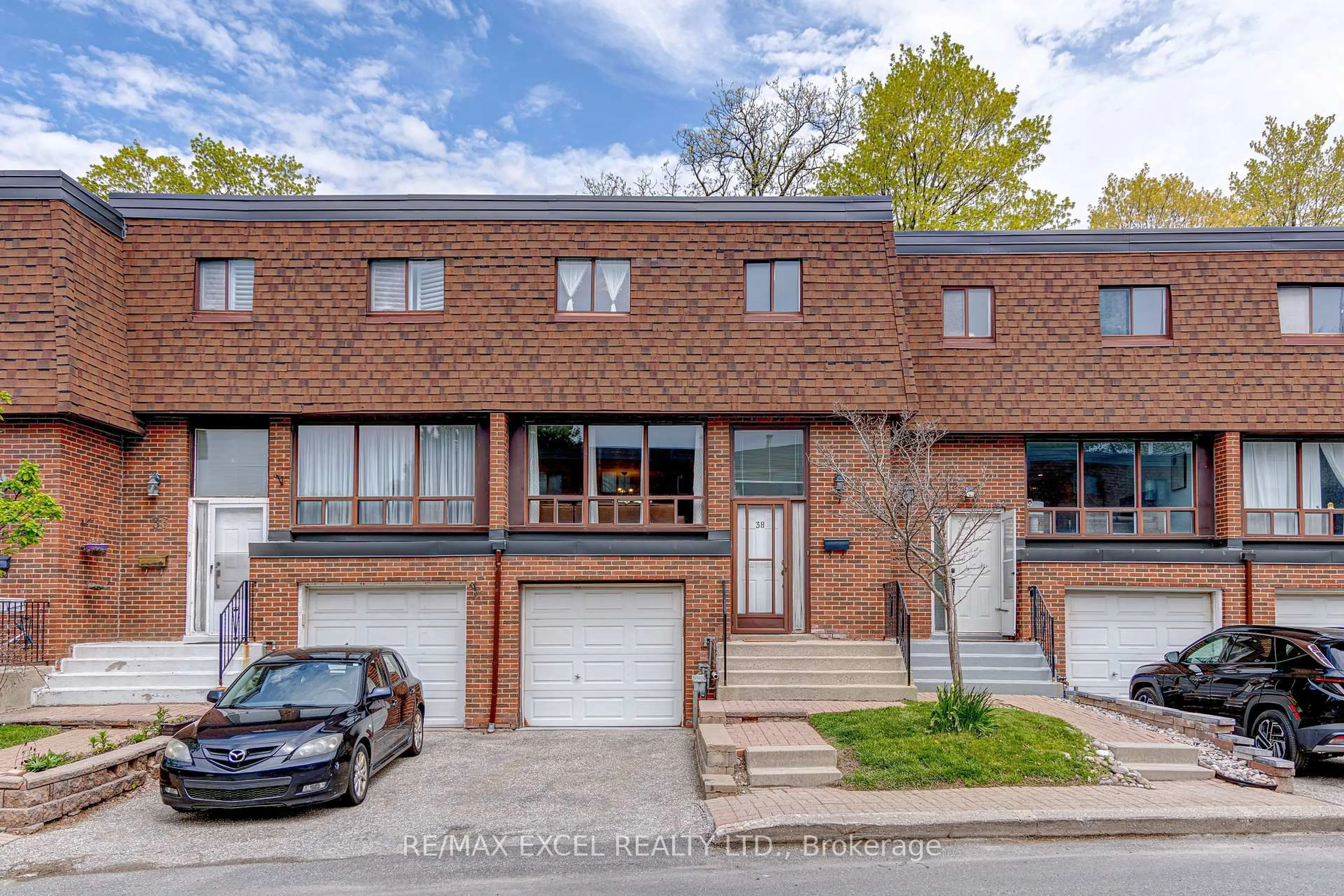Home with brick exterior material, street for 38 Stately Way, Markham Ontario L3T 3Z8