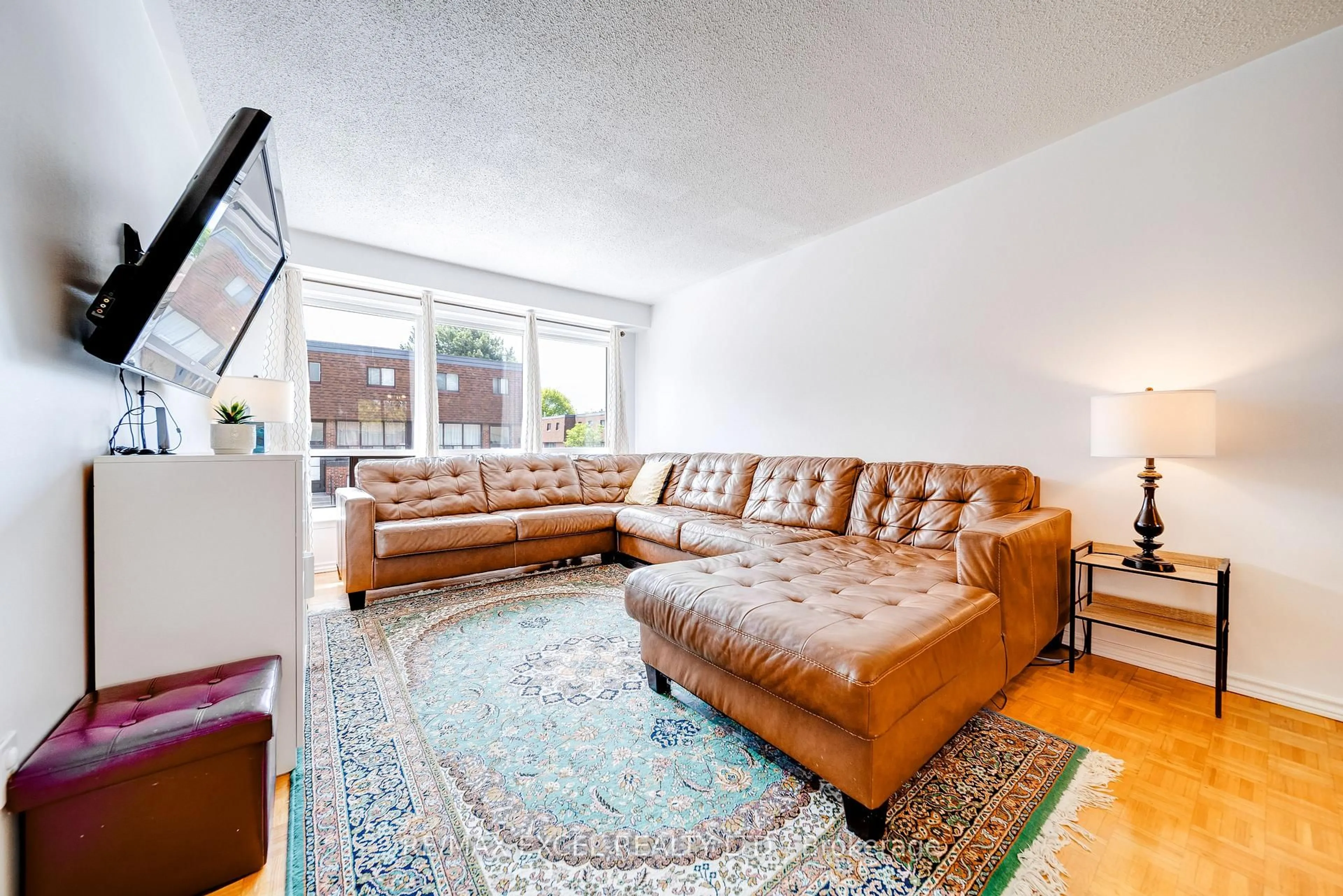 Living room with furniture, unknown for 38 Stately Way, Markham Ontario L3T 3Z8