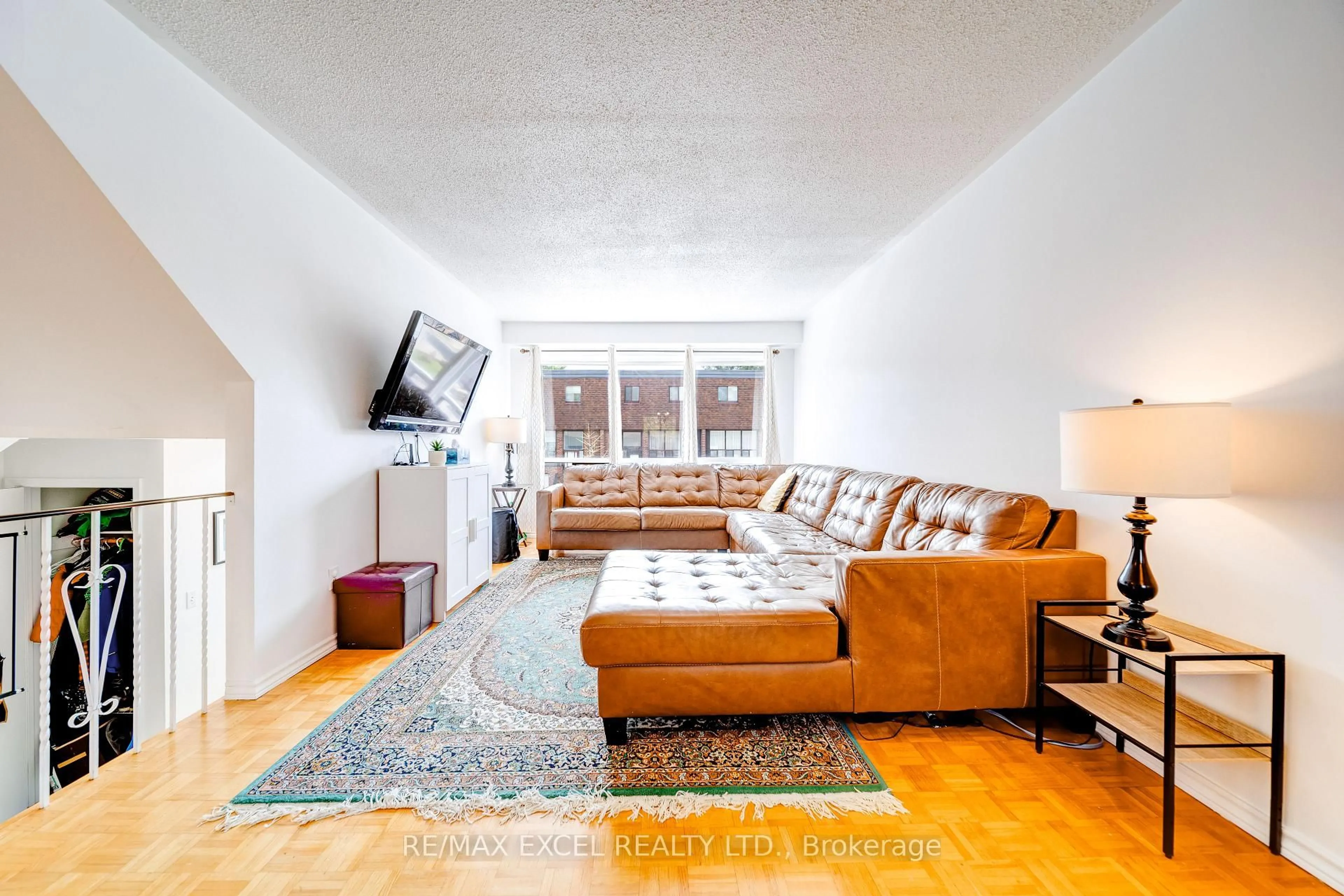 Living room with furniture, unknown for 38 Stately Way, Markham Ontario L3T 3Z8