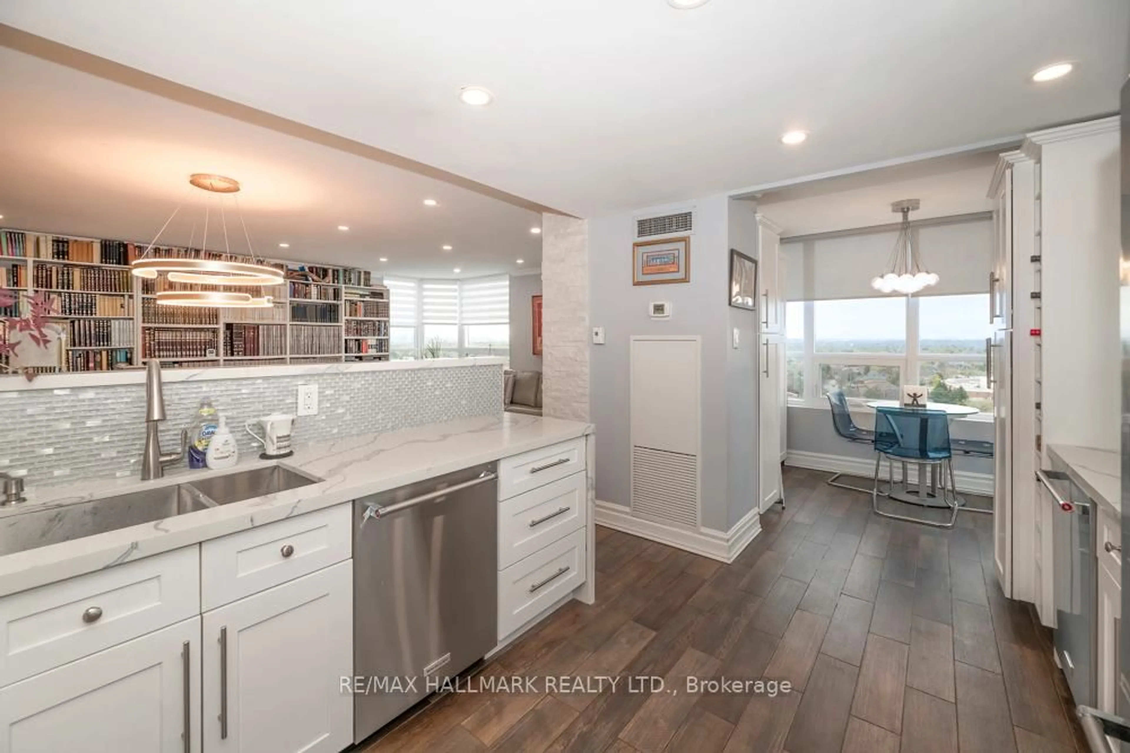 Open concept kitchen, ceramic/tile floor for 7601 Bathurst St #1004, Vaughan Ontario L4J 4H5