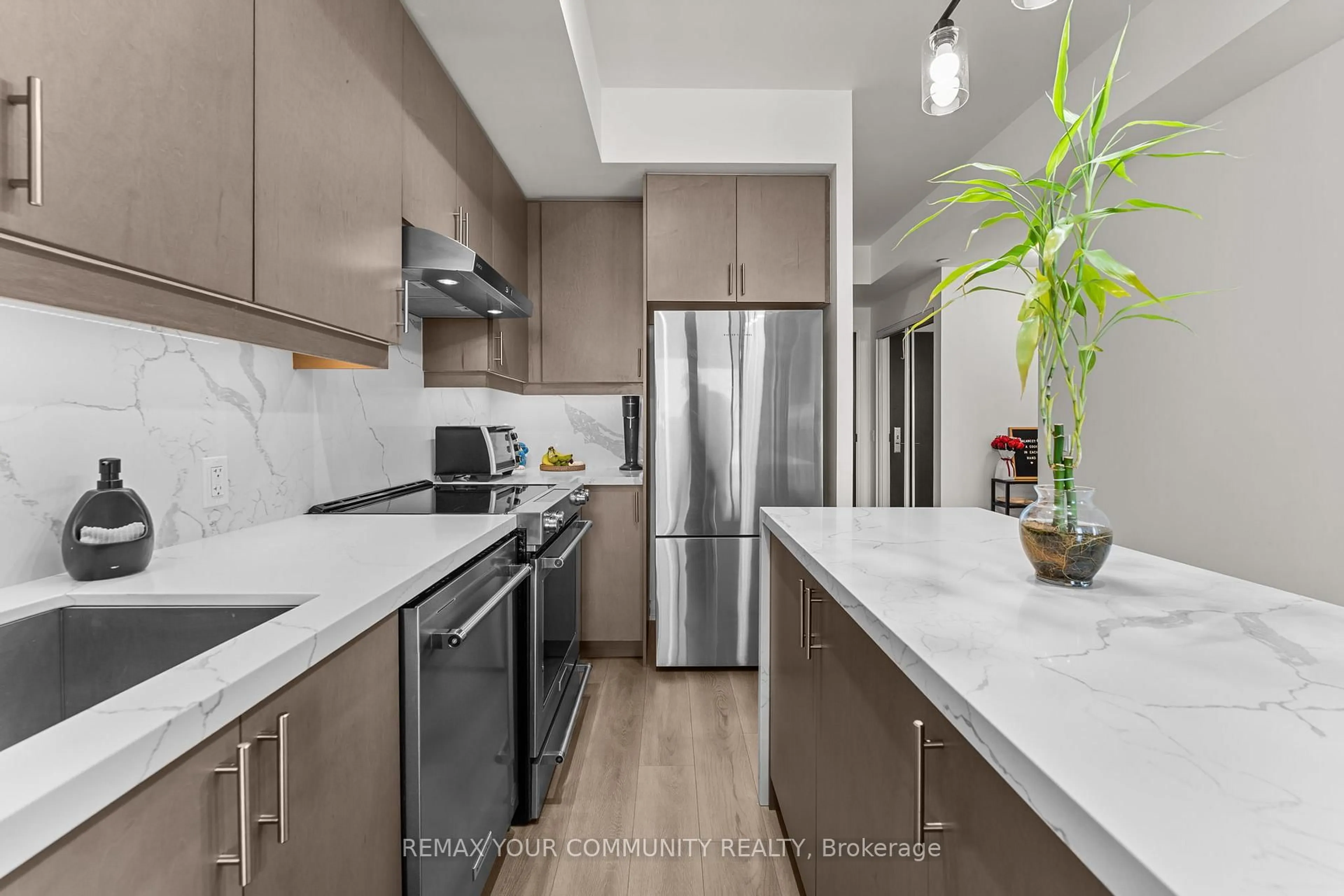 Contemporary kitchen, unknown for 9000 Jane St #429, Vaughan Ontario L4K 0M6