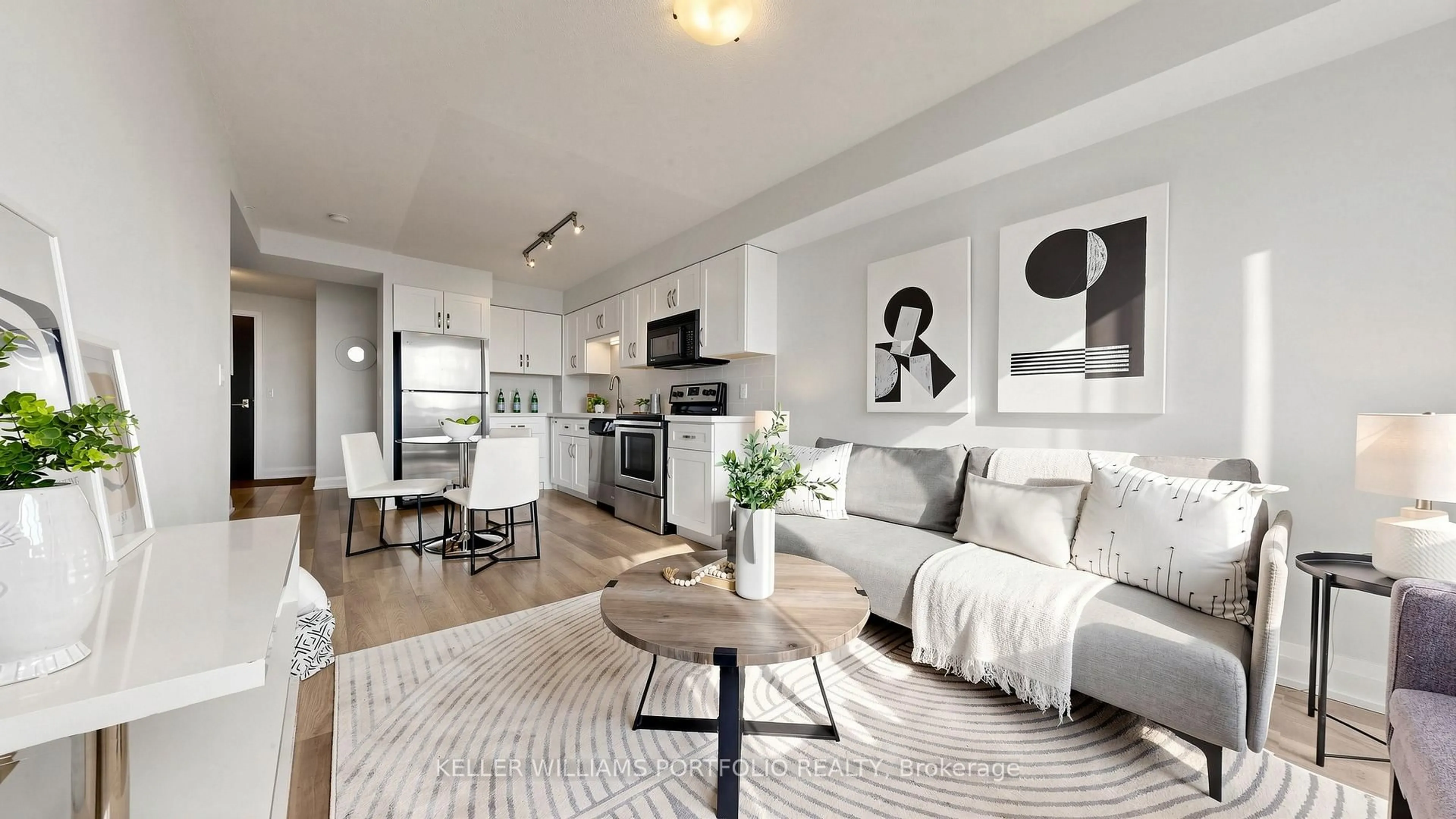 Living room with furniture, unknown for 376 Hwy 7 Highway, Richmond Hill Ontario L4B 0C7