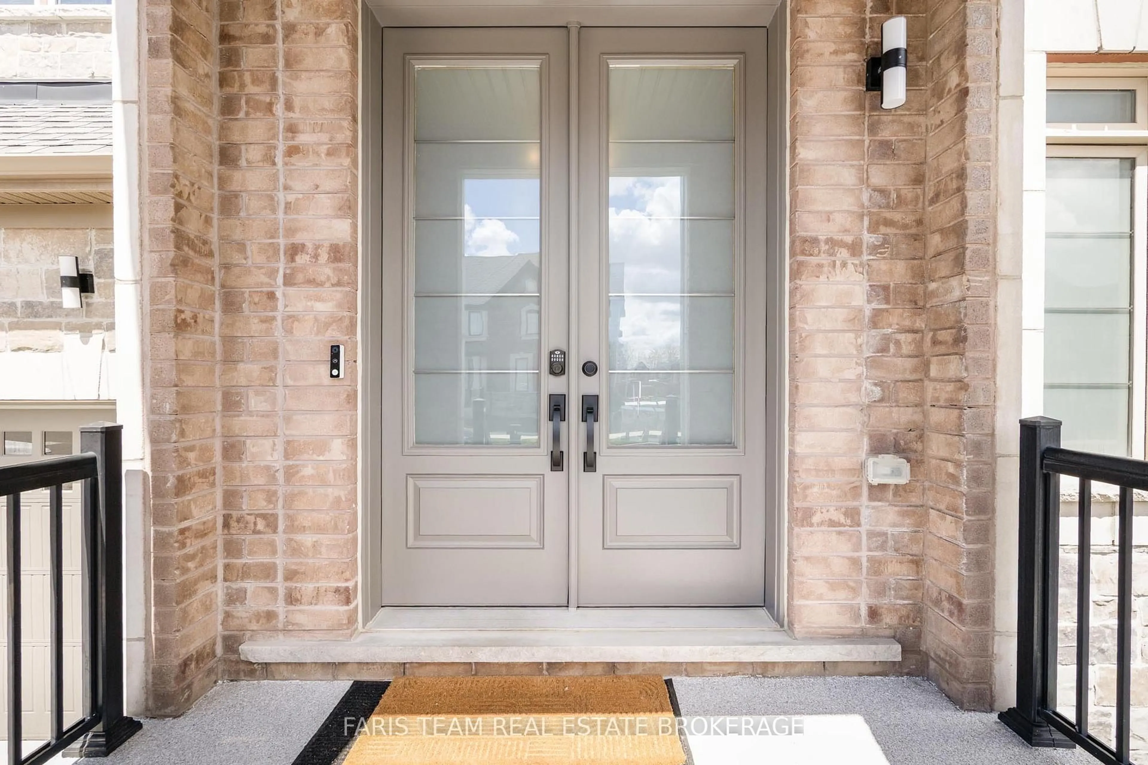 Indoor entryway for 1428 Lawson St, Innisfil Ontario L9S 0N7