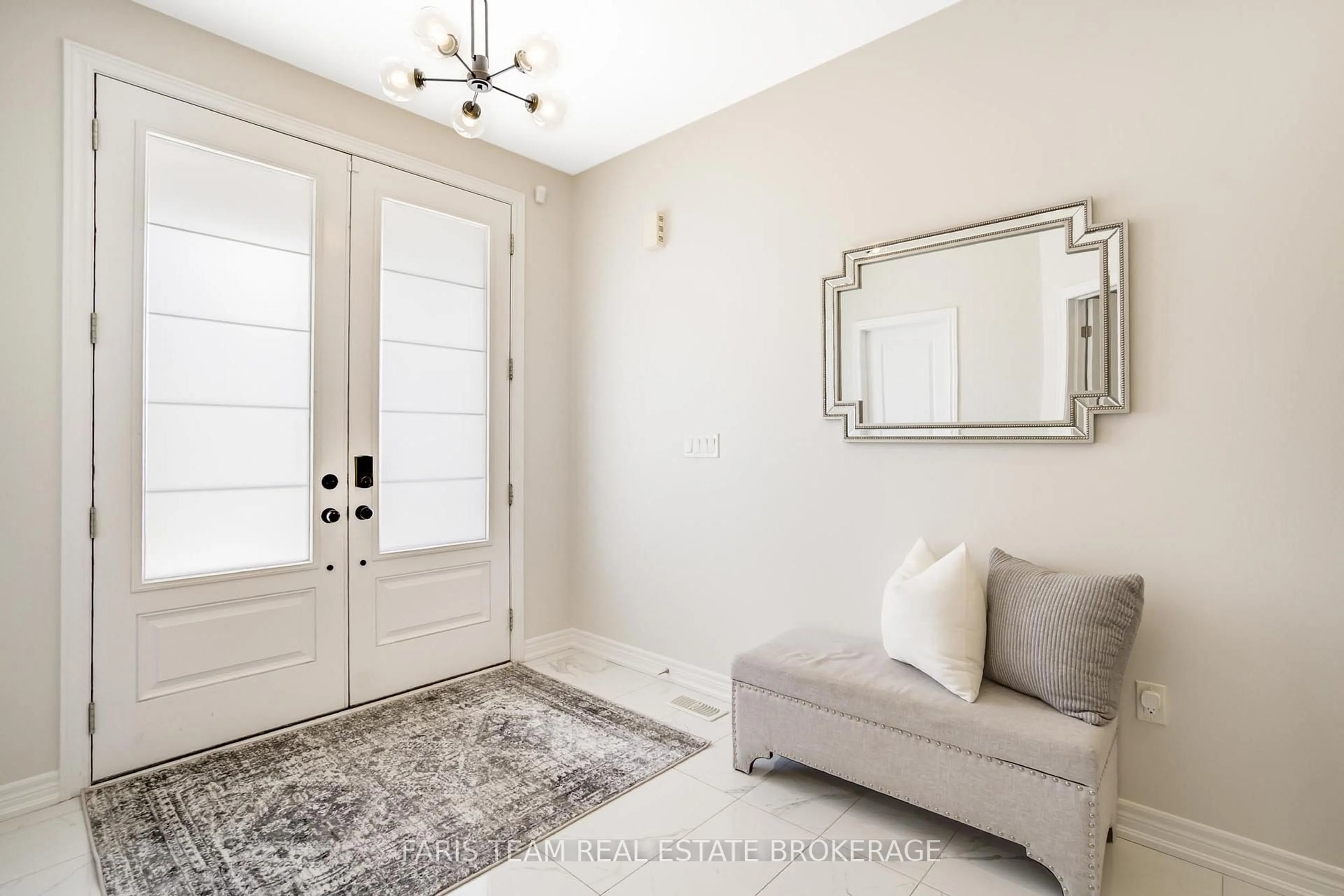 Indoor entryway for 1428 Lawson St, Innisfil Ontario L9S 0N7
