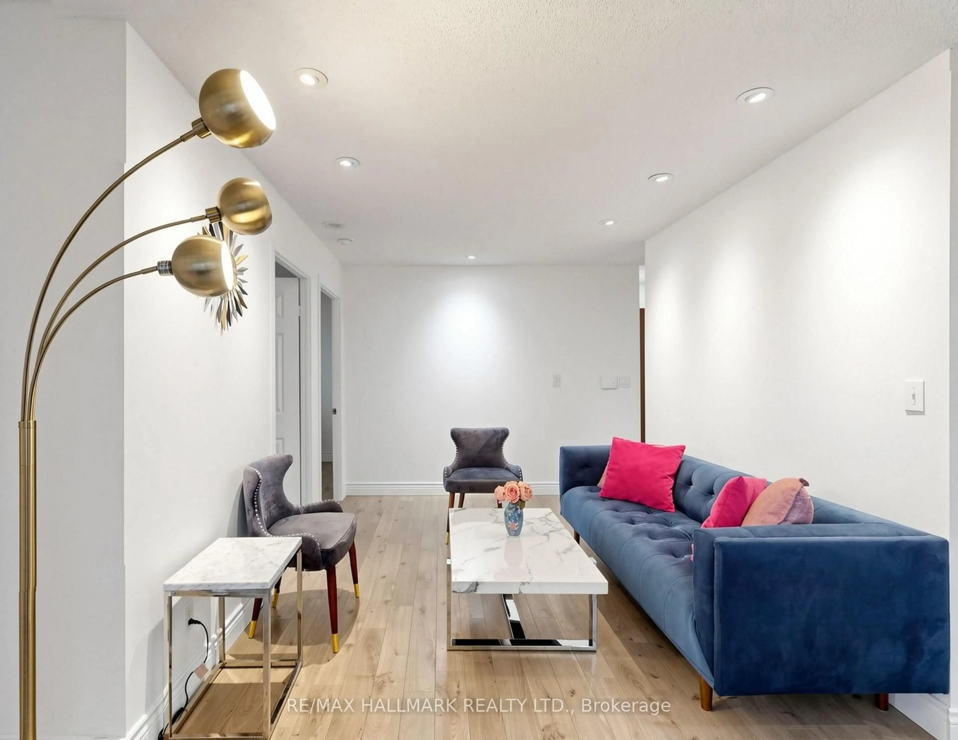 Living room with furniture, wood/laminate floor for 3 Ellesmere St #106, Richmond Hill Ontario L4B 4N2