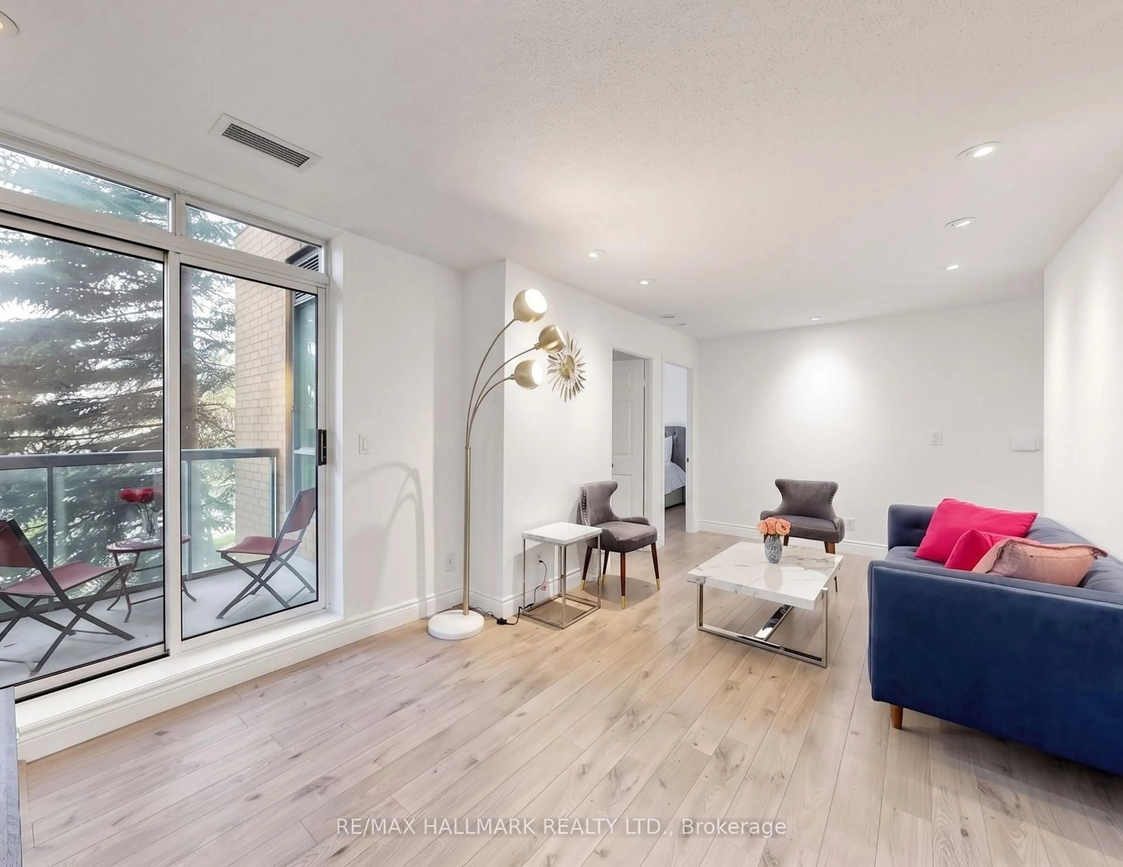 Living room with furniture, unknown for 3 Ellesmere St #106, Richmond Hill Ontario L4B 4N2