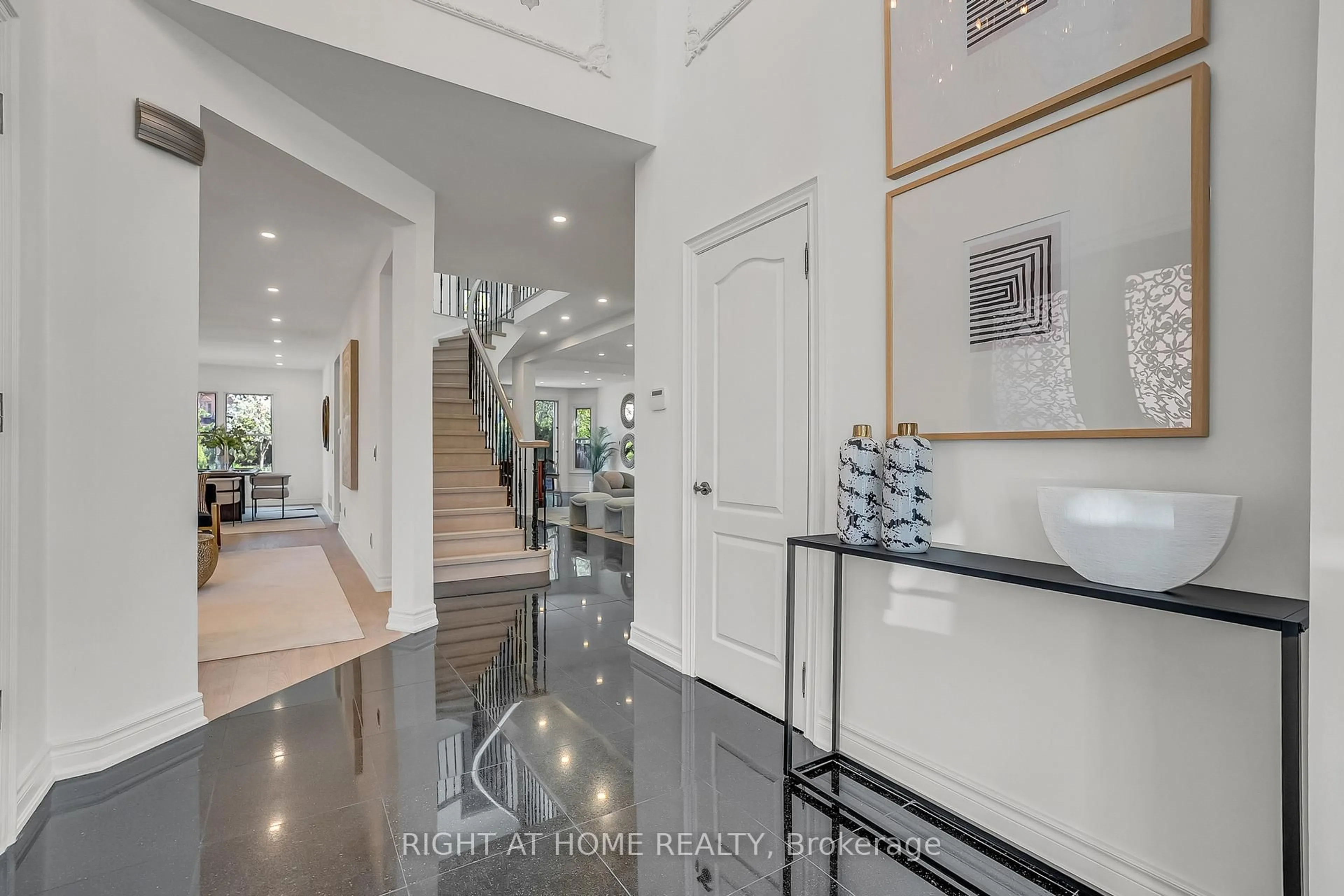 Indoor foyer for 71 Ventura Way, Vaughan Ontario L4J 7T4