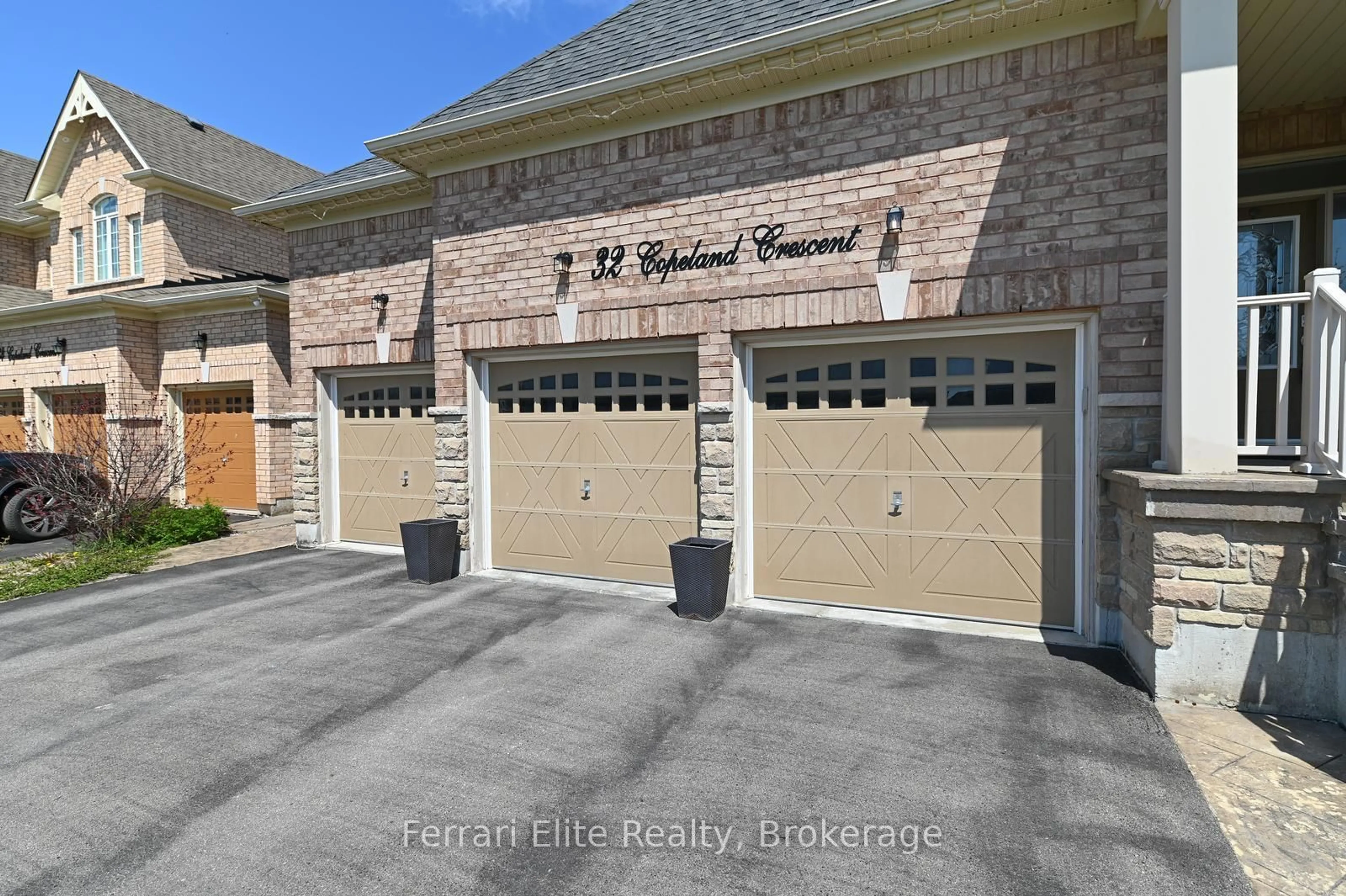 Indoor garage for 32 Copeland Cres, Innisfil Ontario L0L 1L0