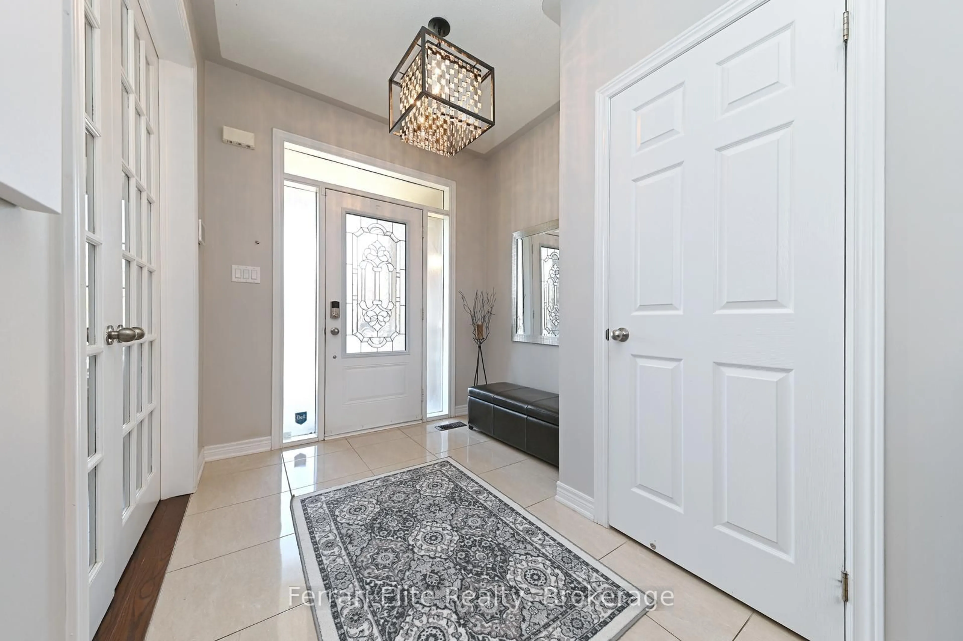 Indoor entryway for 32 Copeland Cres, Innisfil Ontario L0L 1L0