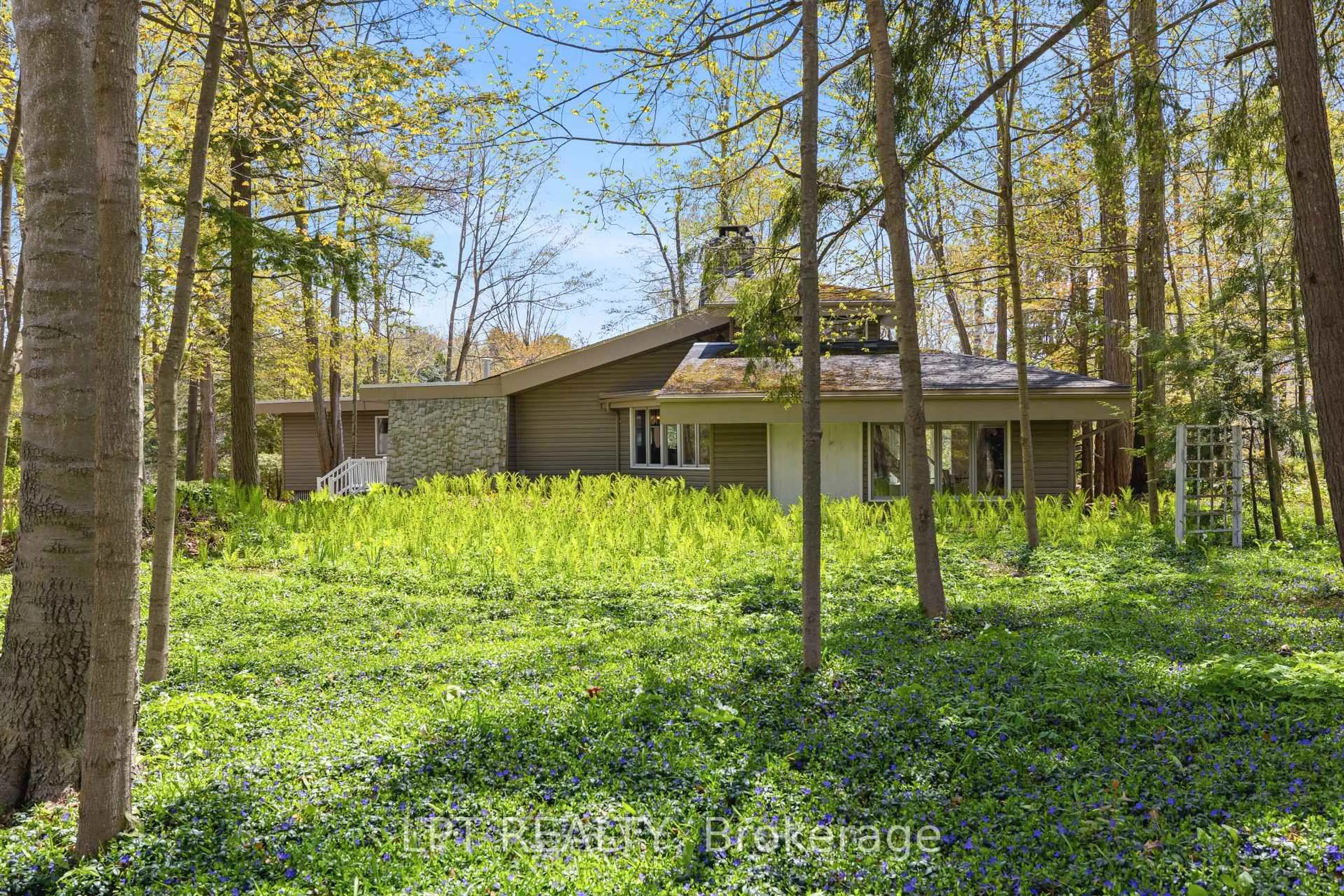 A pic from outside/outdoor area/front of a property/back of a property/a pic from drone, forest/trees view for 125 Sibbald Cres, Georgina Ontario L0E 1R0