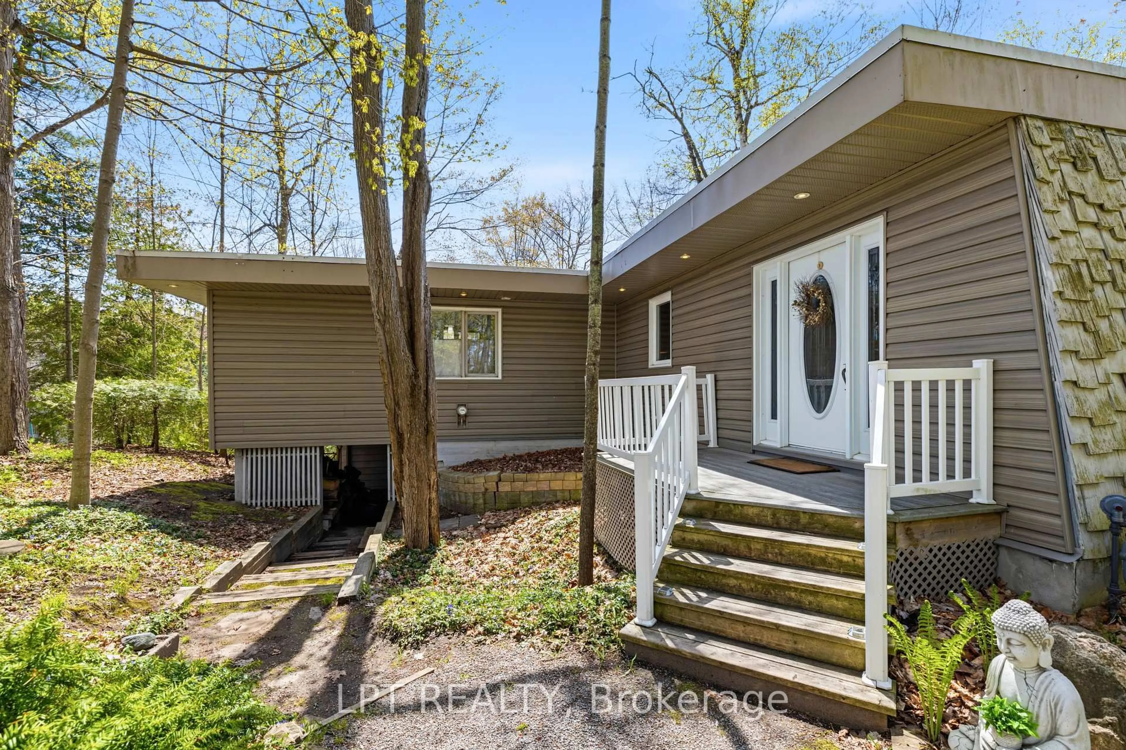 Home with vinyl exterior material, water/lake/river/ocean view for 125 Sibbald Cres, Georgina Ontario L0E 1R0