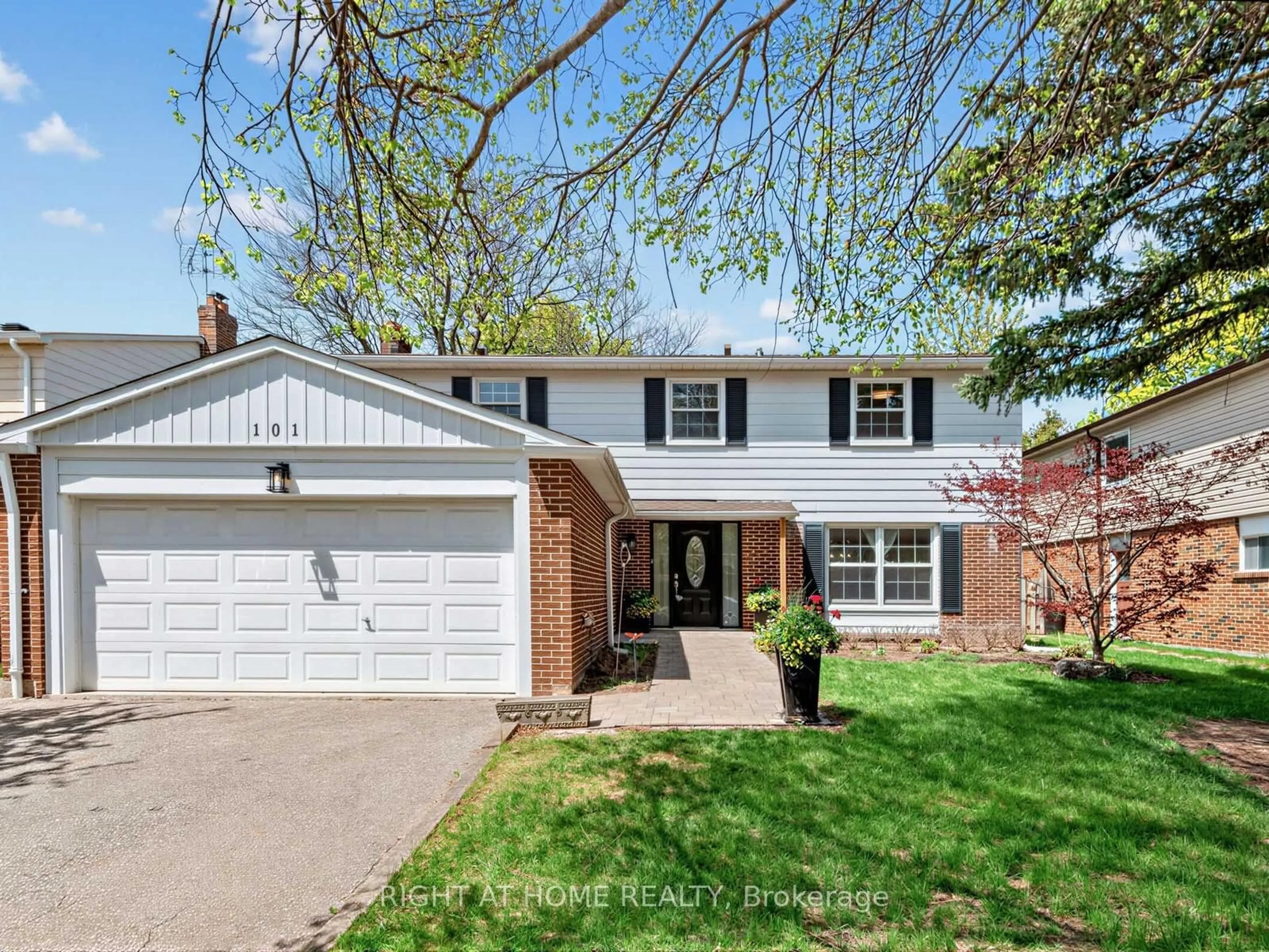 Home with vinyl exterior material, street for 101 Holsworthy Cres, Markham Ontario L3T 4C5