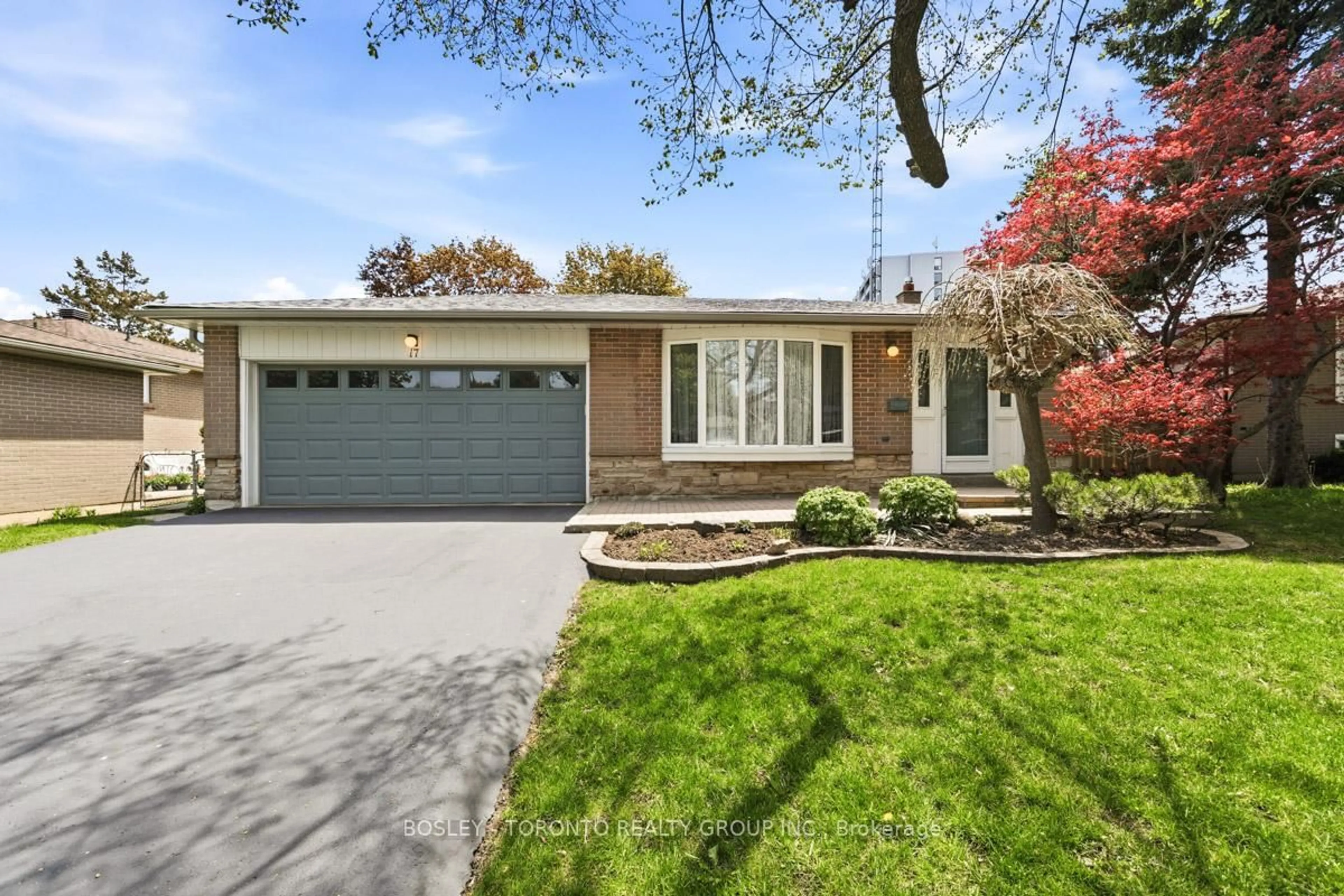 Home with brick exterior material, street for 17 Glamis Pl, Markham Ontario L3T 3G7