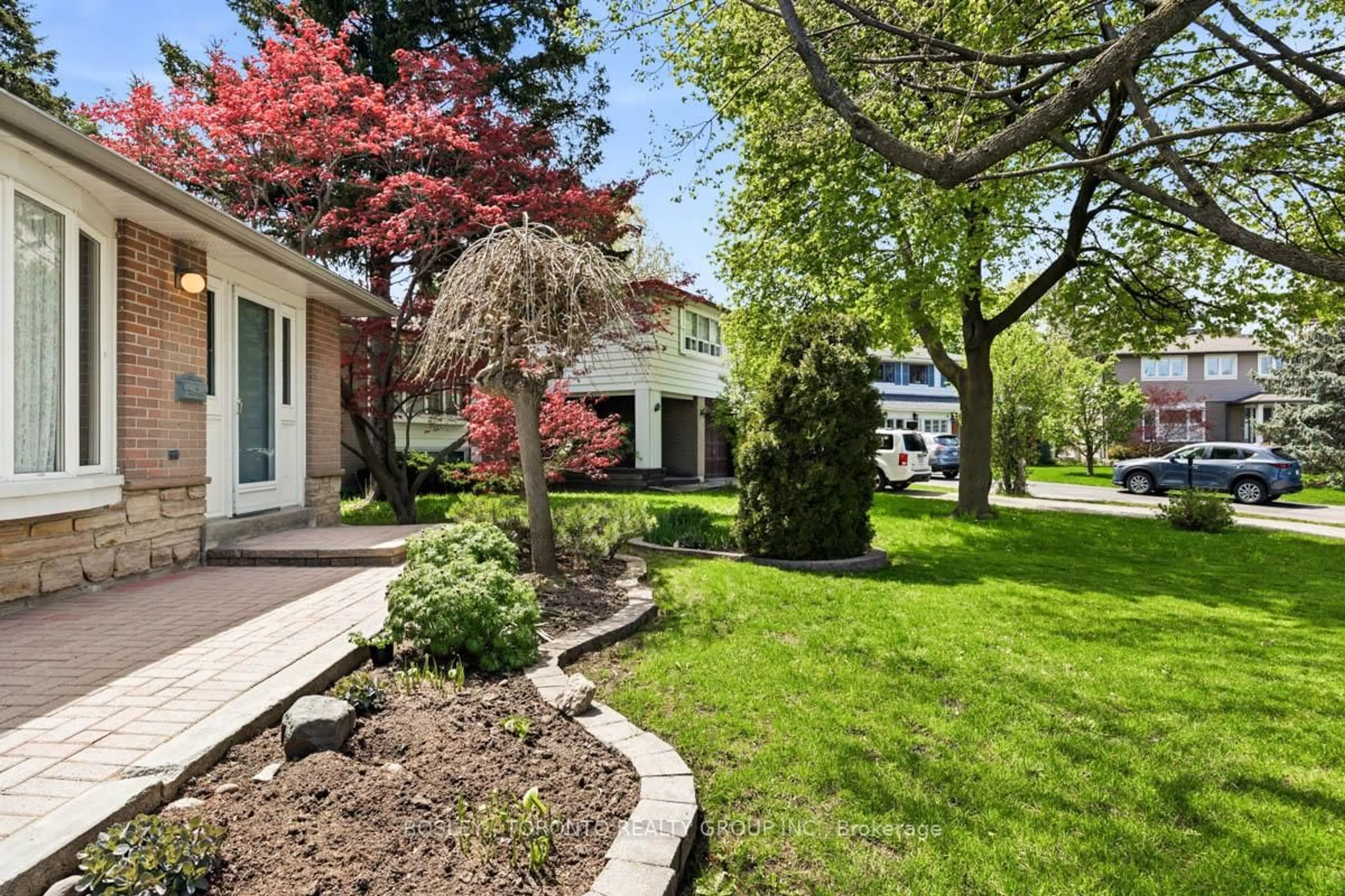 Patio, street for 17 Glamis Pl, Markham Ontario L3T 3G7