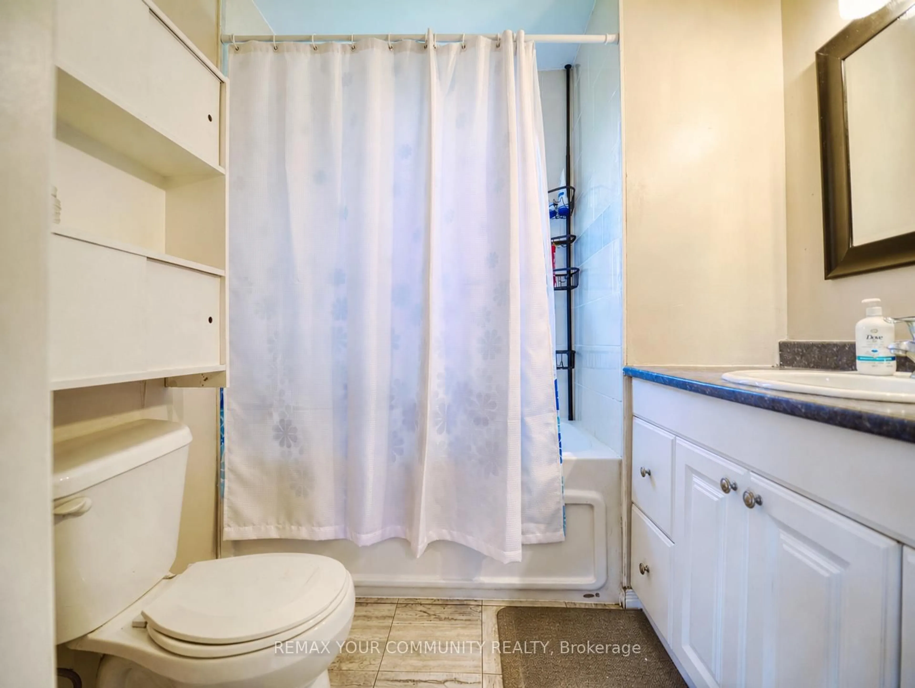 Standard bathroom, ceramic/tile floor for 44 Sixth St, Georgina Ontario L0E 1E0