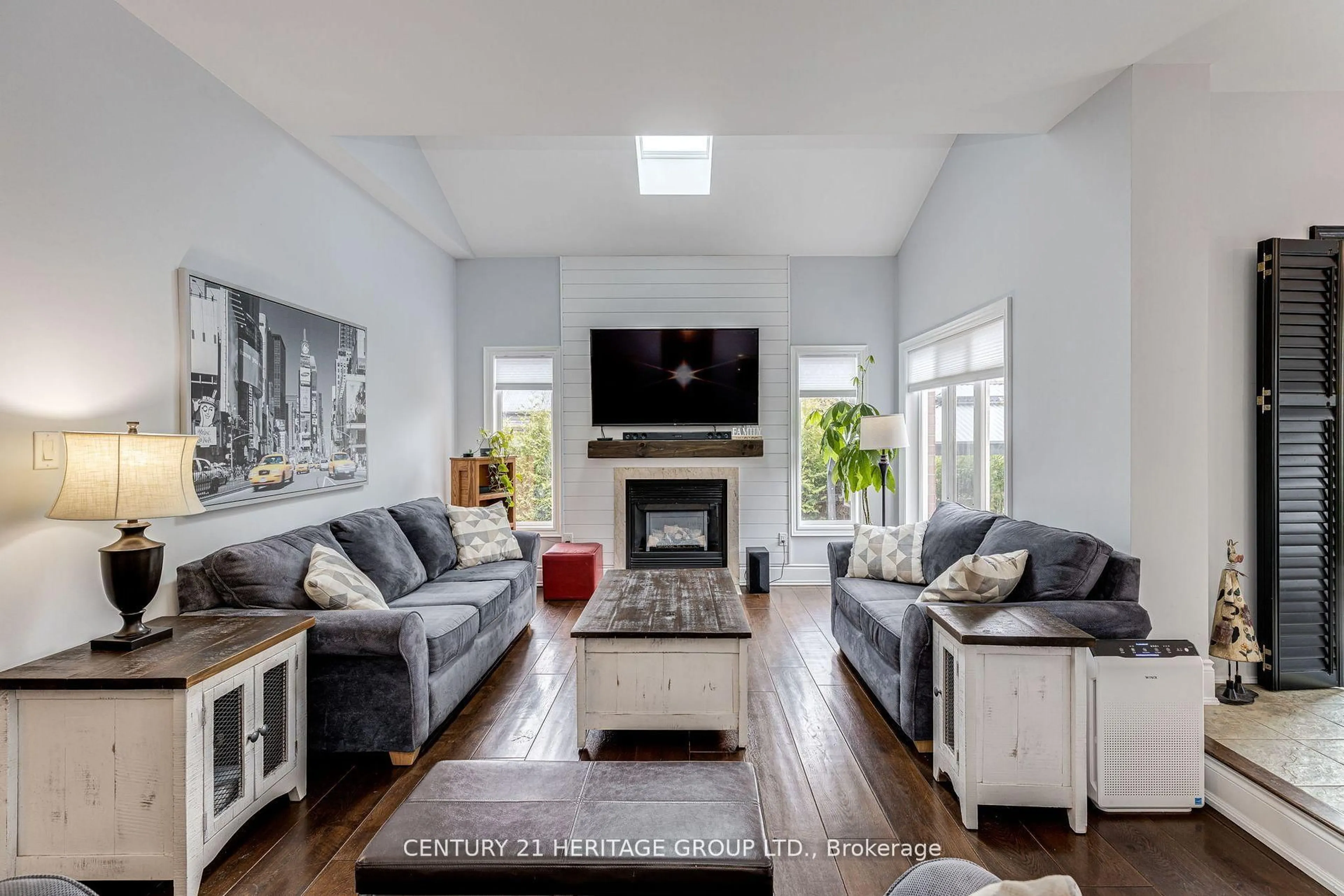 Living room with furniture, unknown for 673 Chaleur Pl, Newmarket Ontario L3X 1L6