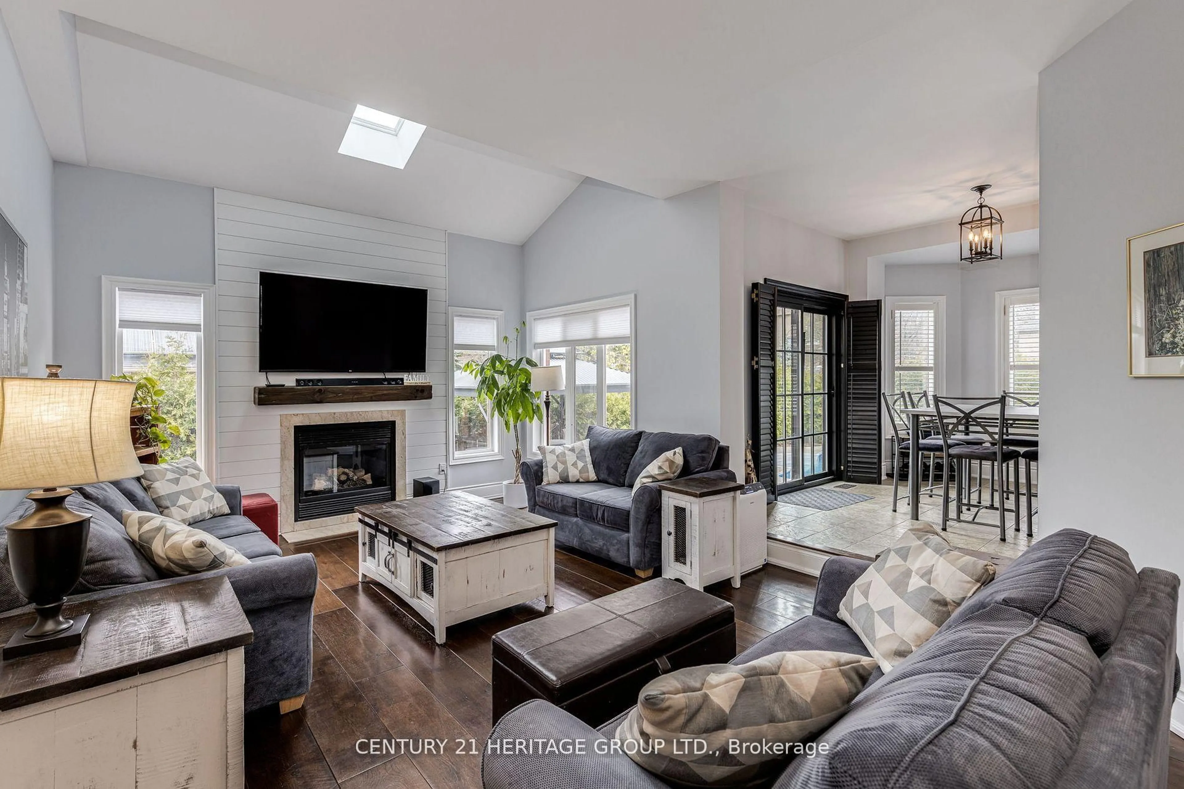 Living room with furniture, unknown for 673 Chaleur Pl, Newmarket Ontario L3X 1L6