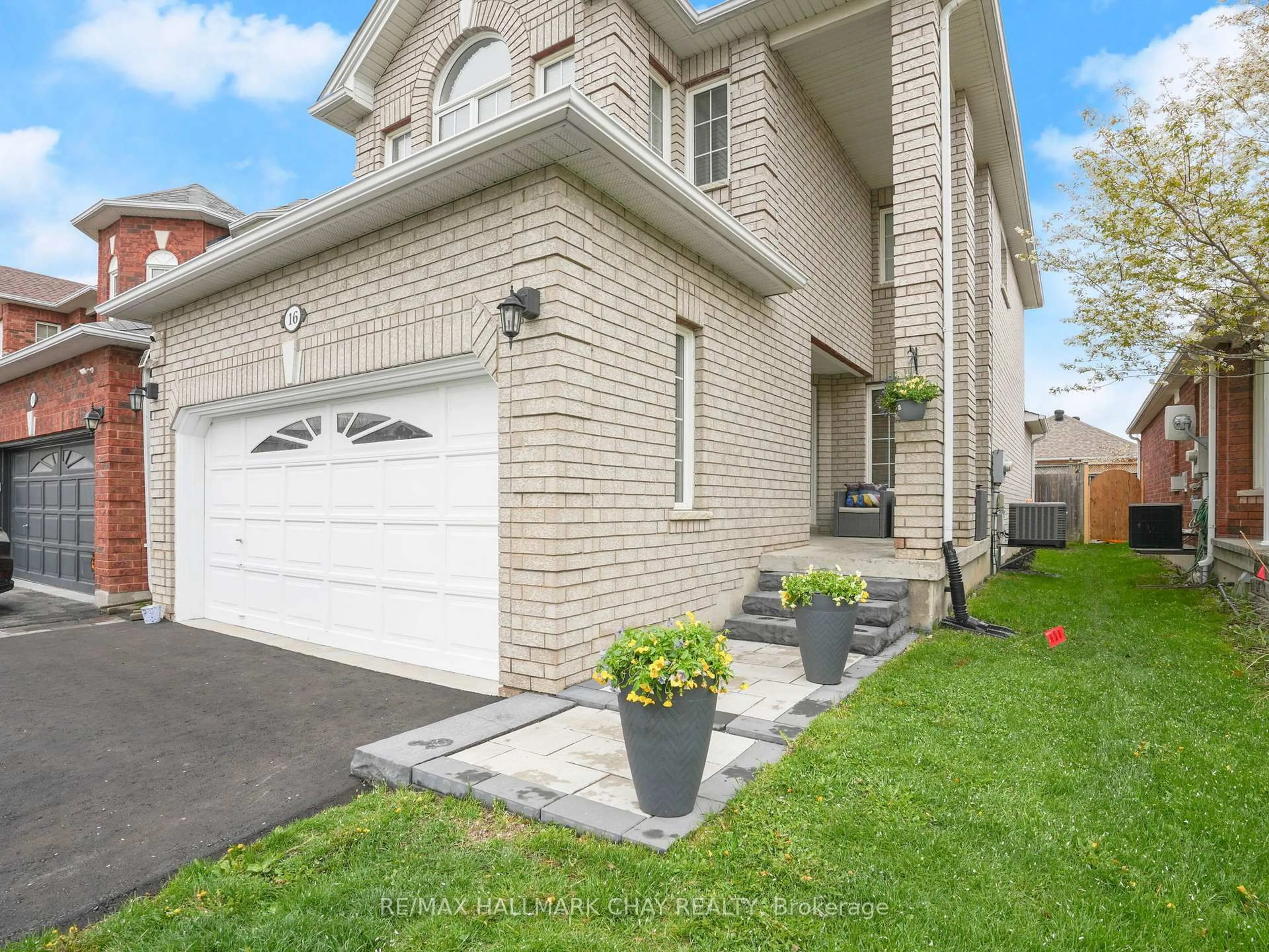 Home with brick exterior material, street for 16 Preston Ave, New Tecumseth Ontario L9R 1Y6
