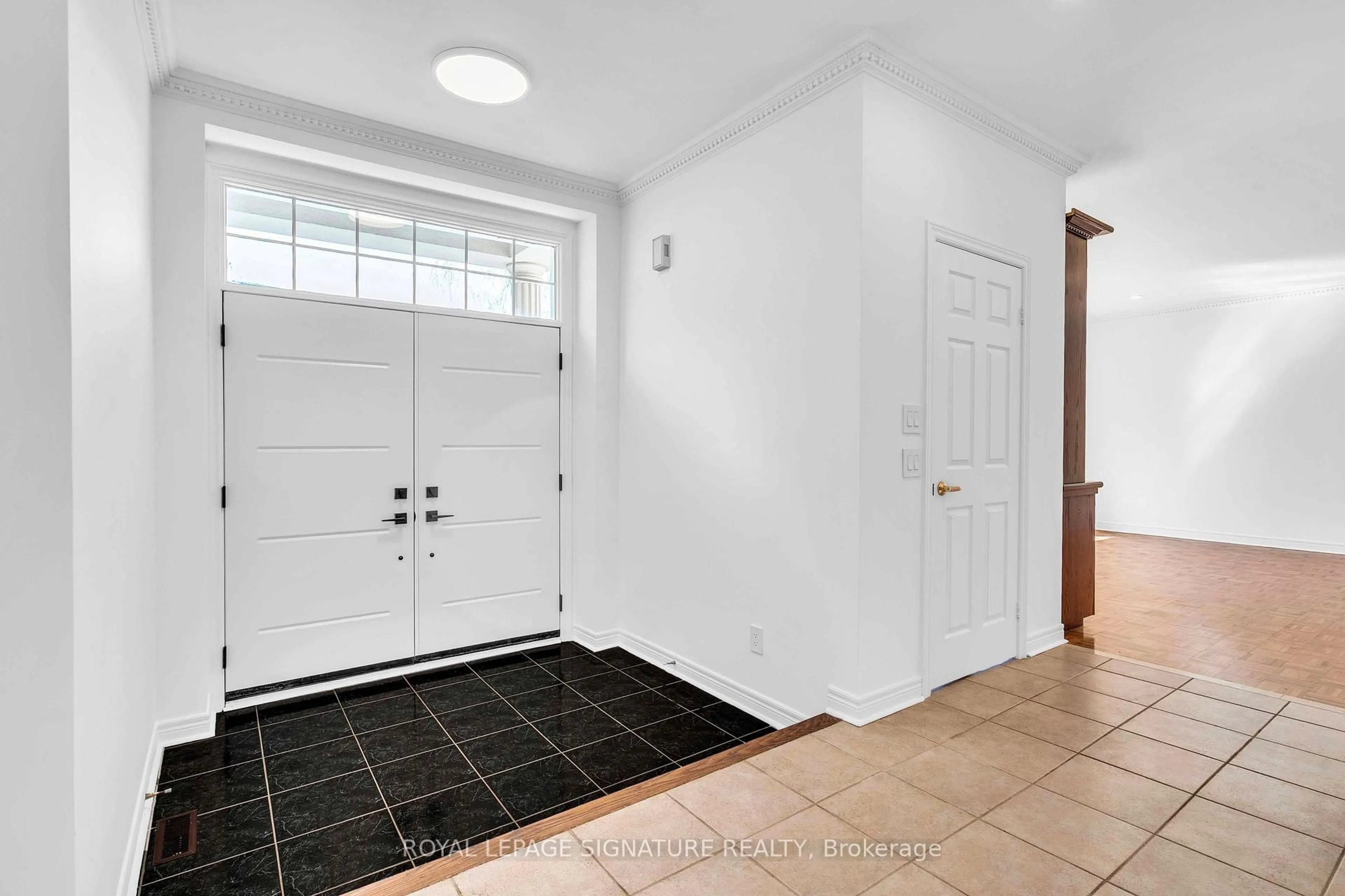 Indoor entryway for 250 Laurentian Blvd, Vaughan Ontario L6A 2V3