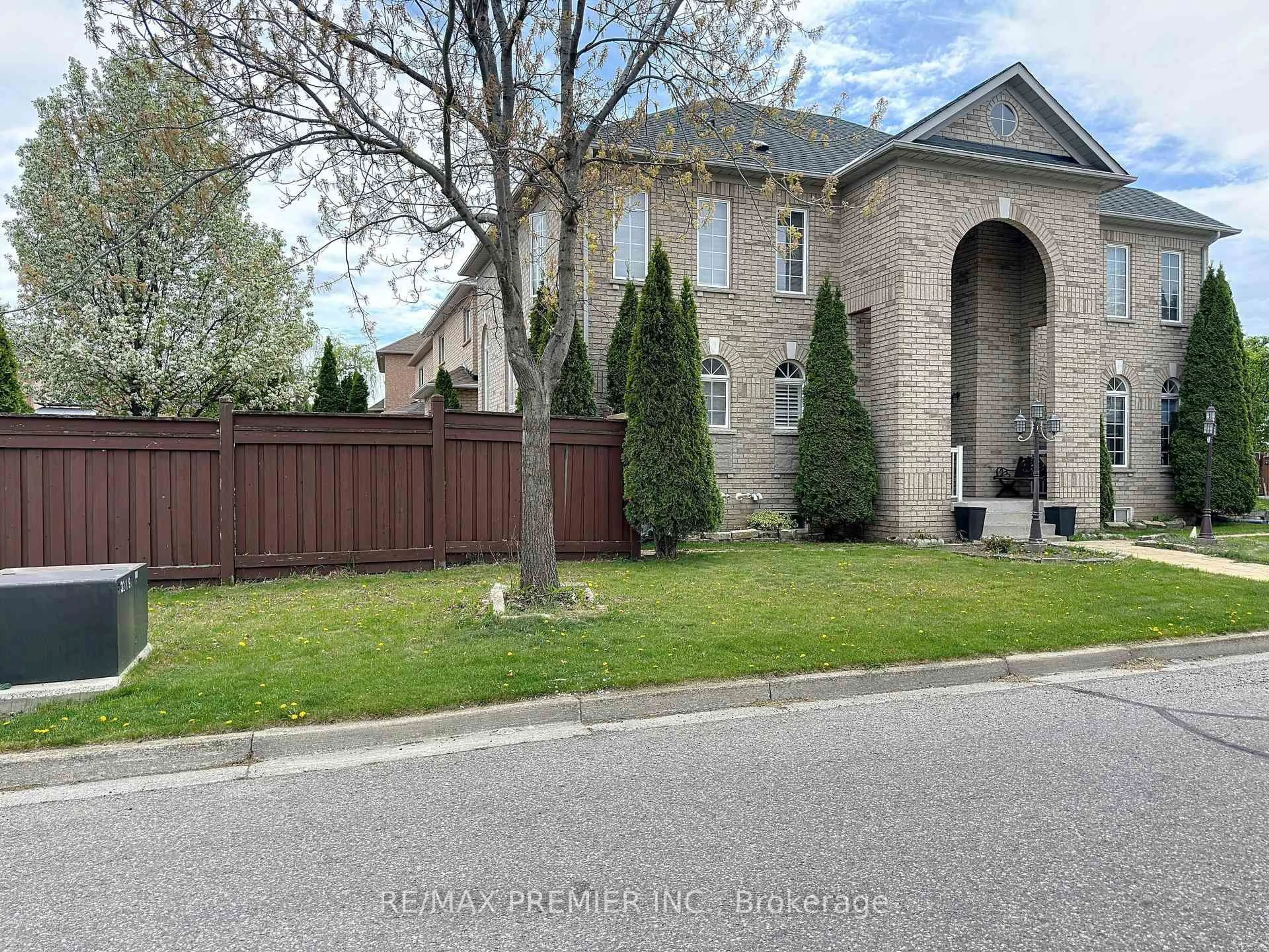 Home with brick exterior material, street for 129 Ledge Rock Dr, Vaughan Ontario L4H 2G7