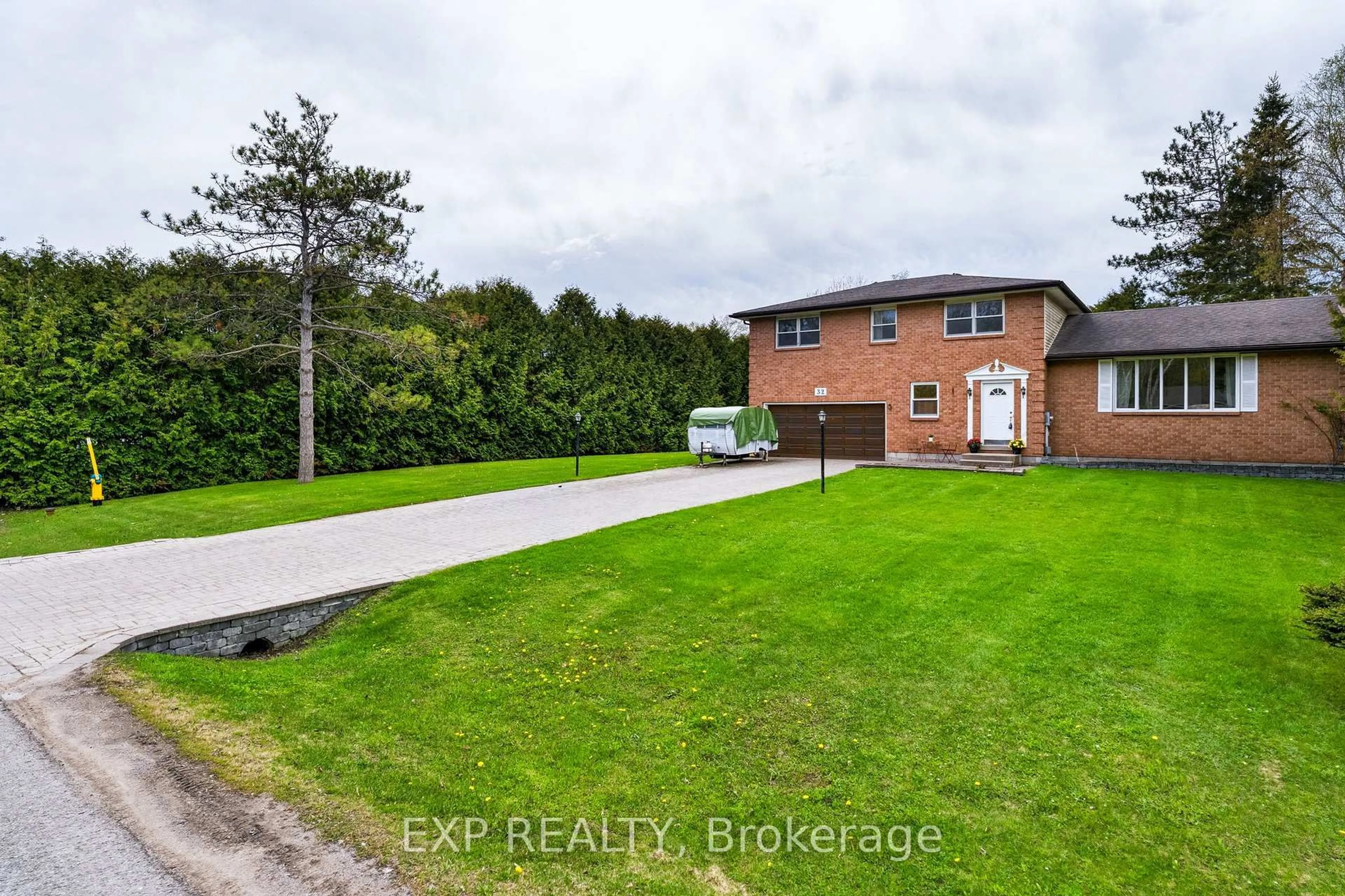 A pic from outside/outdoor area/front of a property/back of a property/a pic from drone, street for 32 Louisa St, Georgina Ontario L0E 1L0
