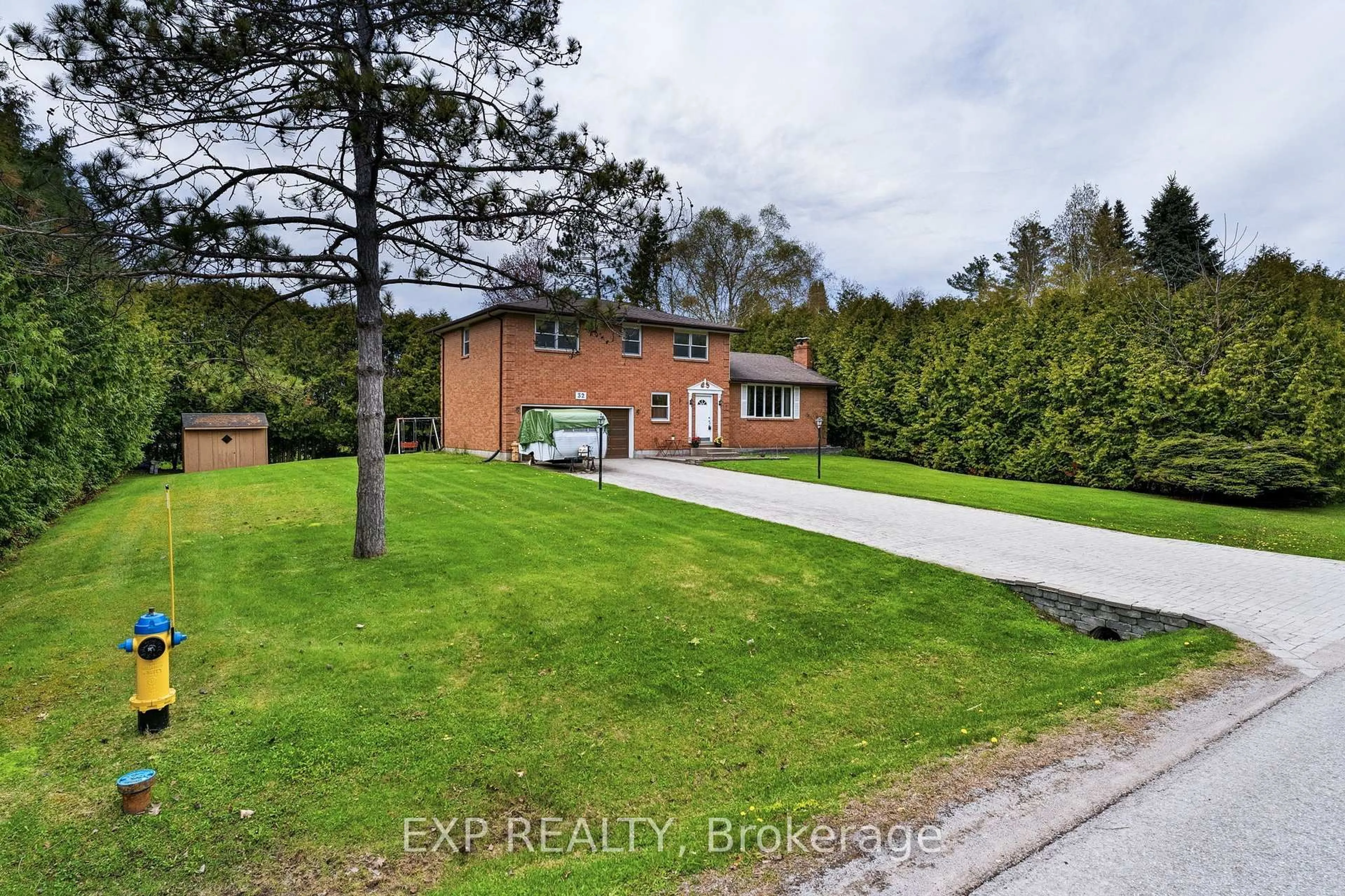 A pic from outside/outdoor area/front of a property/back of a property/a pic from drone, unknown for 32 Louisa St, Georgina Ontario L0E 1L0