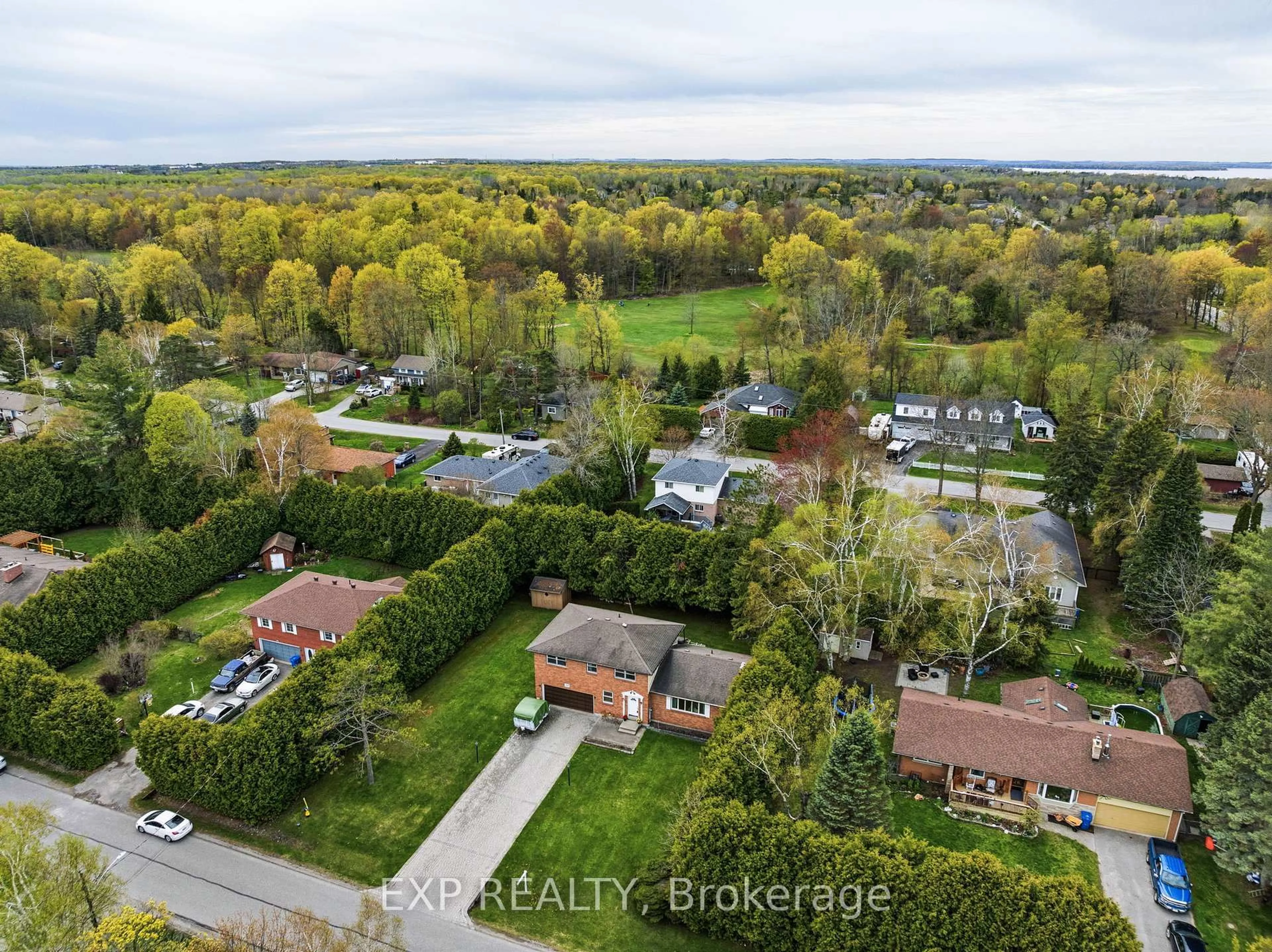 A pic from outside/outdoor area/front of a property/back of a property/a pic from drone, unknown for 32 Louisa St, Georgina Ontario L0E 1L0