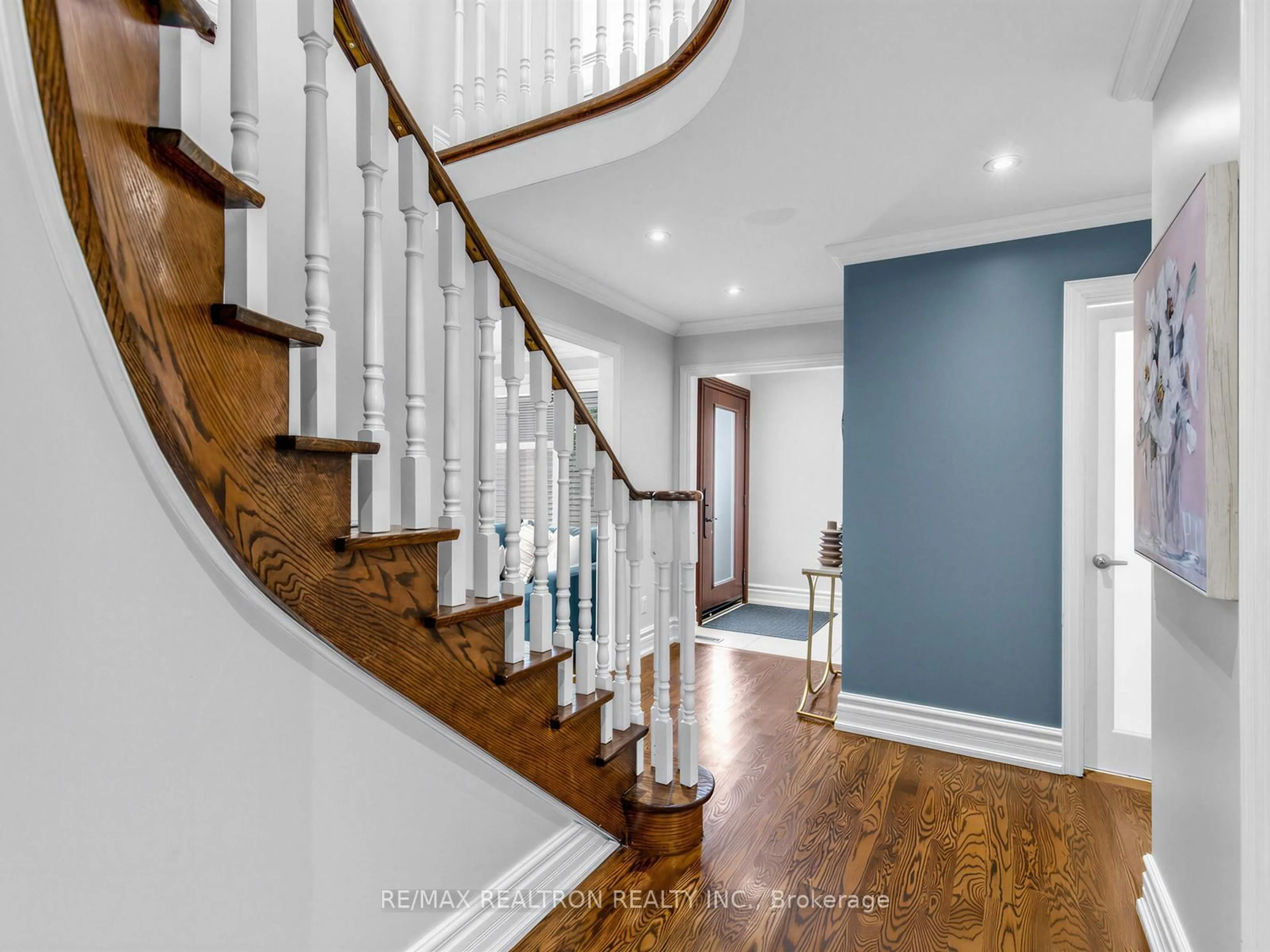 Indoor entryway for 128 Embassy Dr, Vaughan Ontario L4L 4Z8