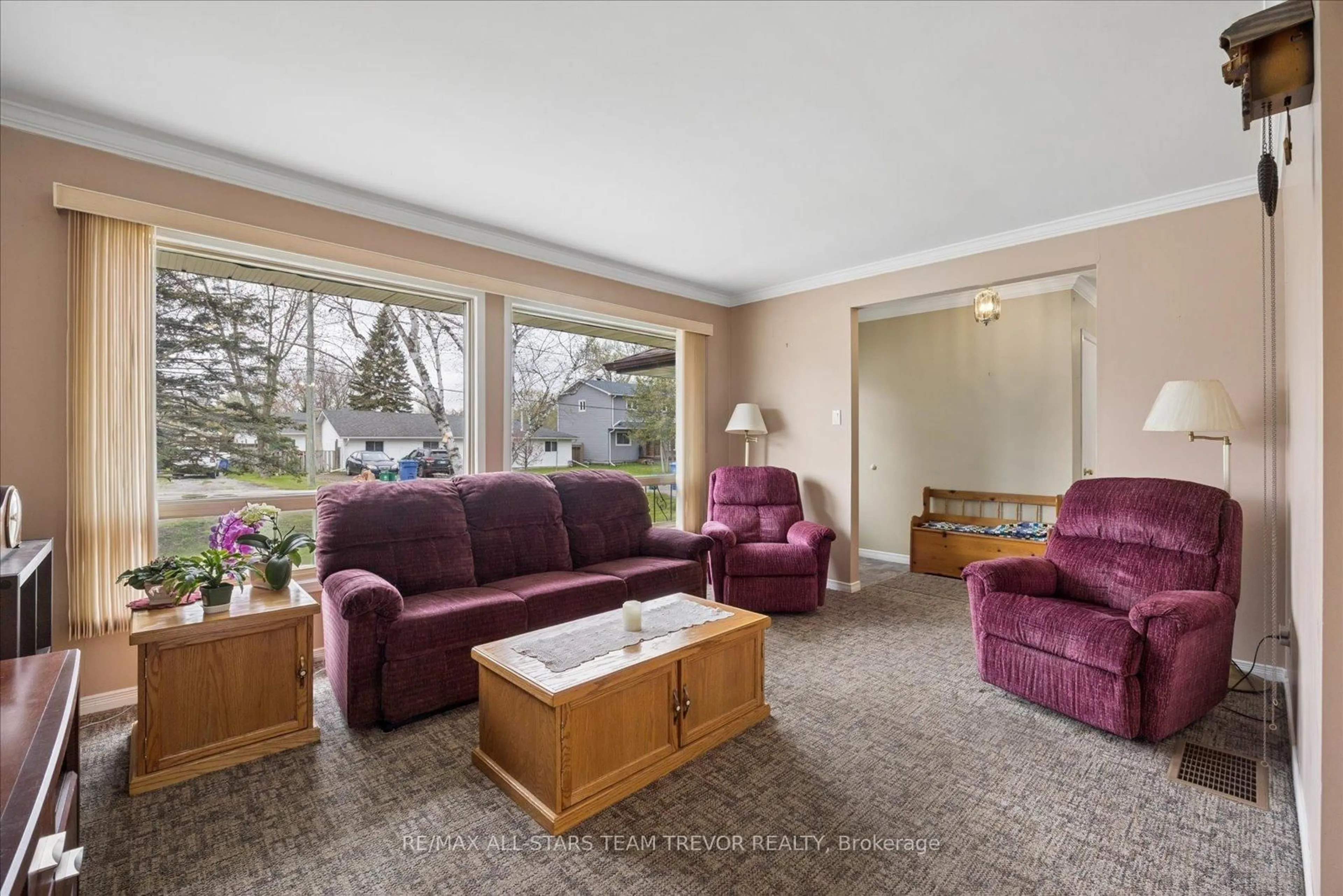 Living room with furniture, carpet floor for 388 Winnifred Dr, Georgina Ontario L4P 3B7