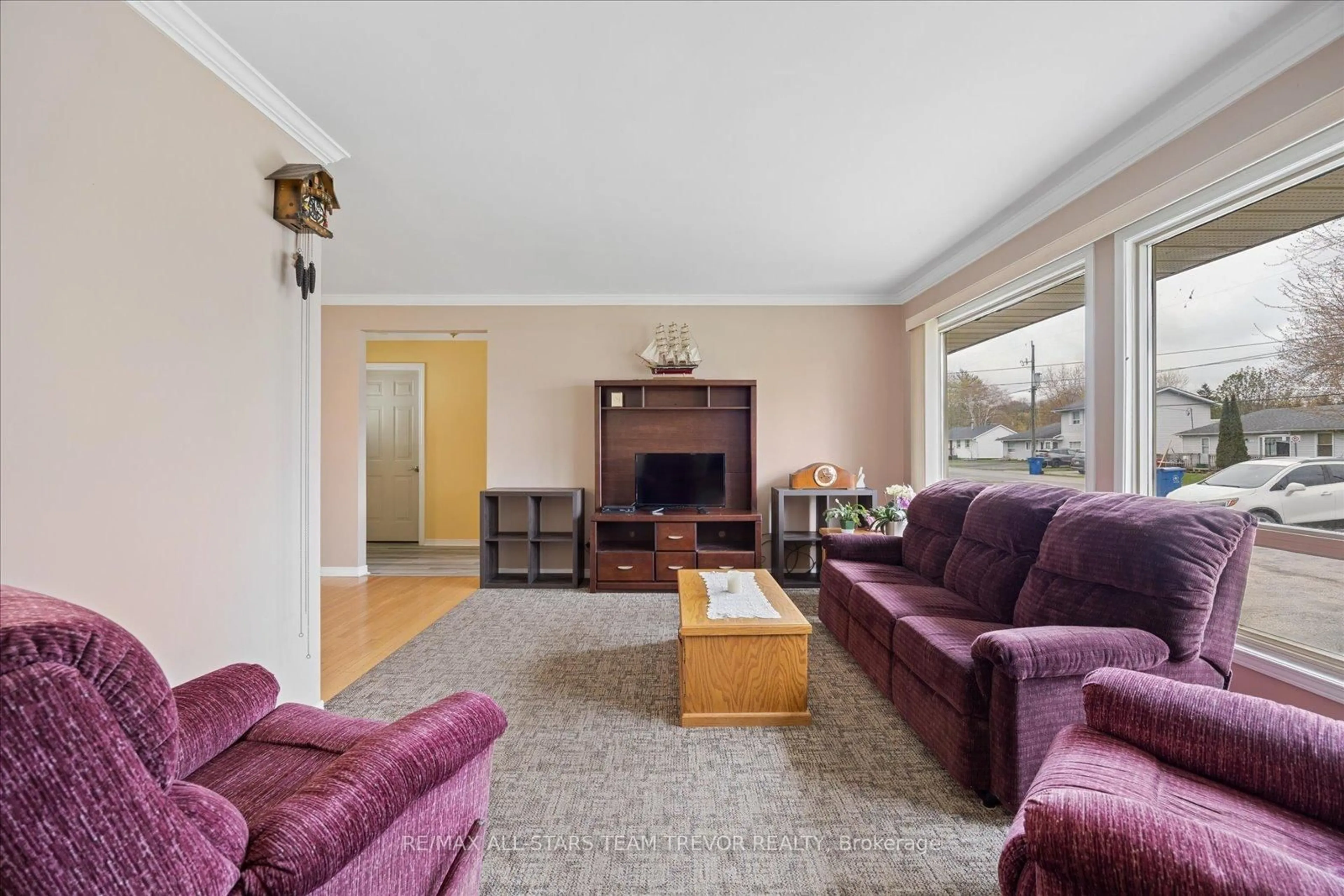 Living room with furniture, unknown for 388 Winnifred Dr, Georgina Ontario L4P 3B7