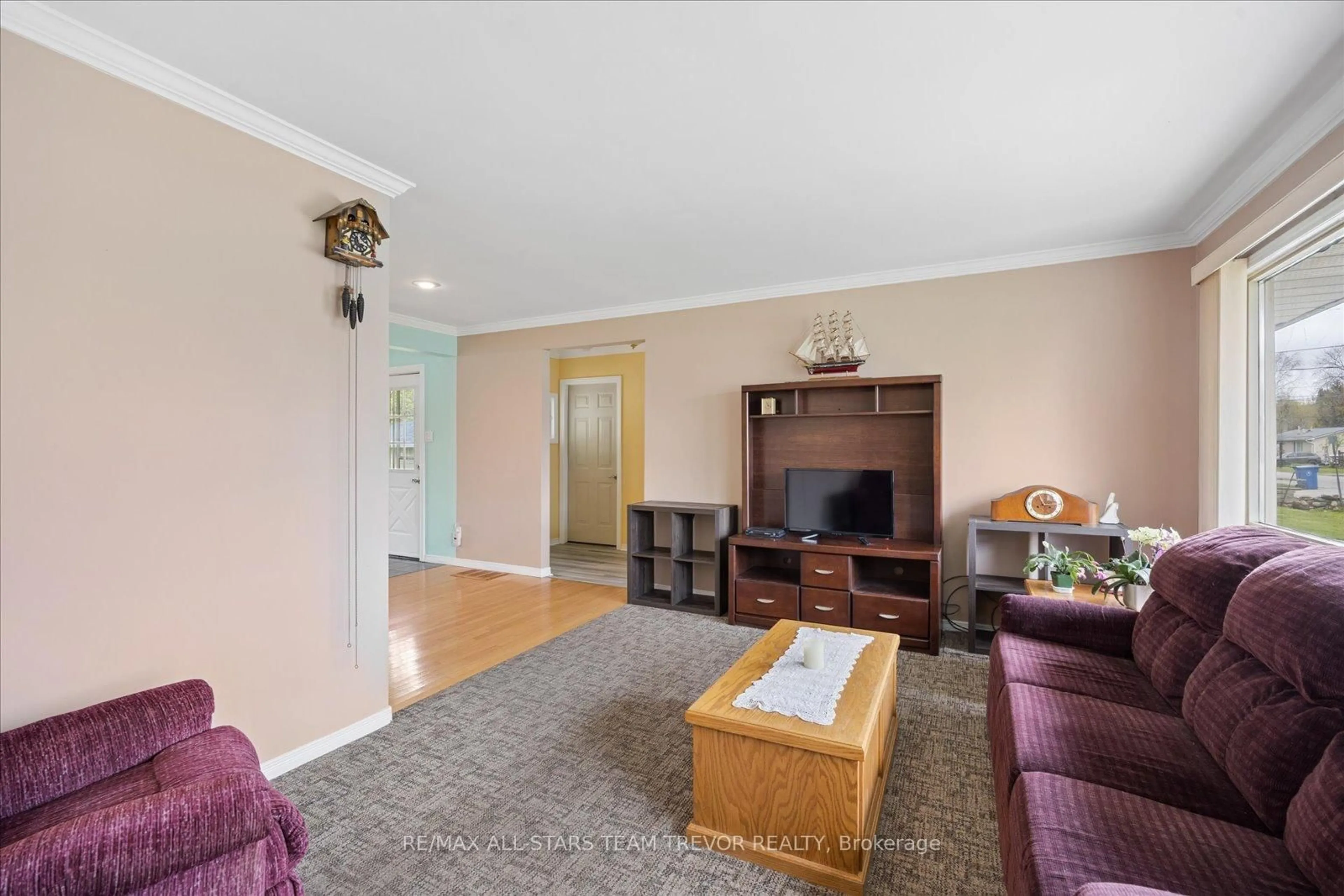 Living room with furniture, unknown for 388 Winnifred Dr, Georgina Ontario L4P 3B7