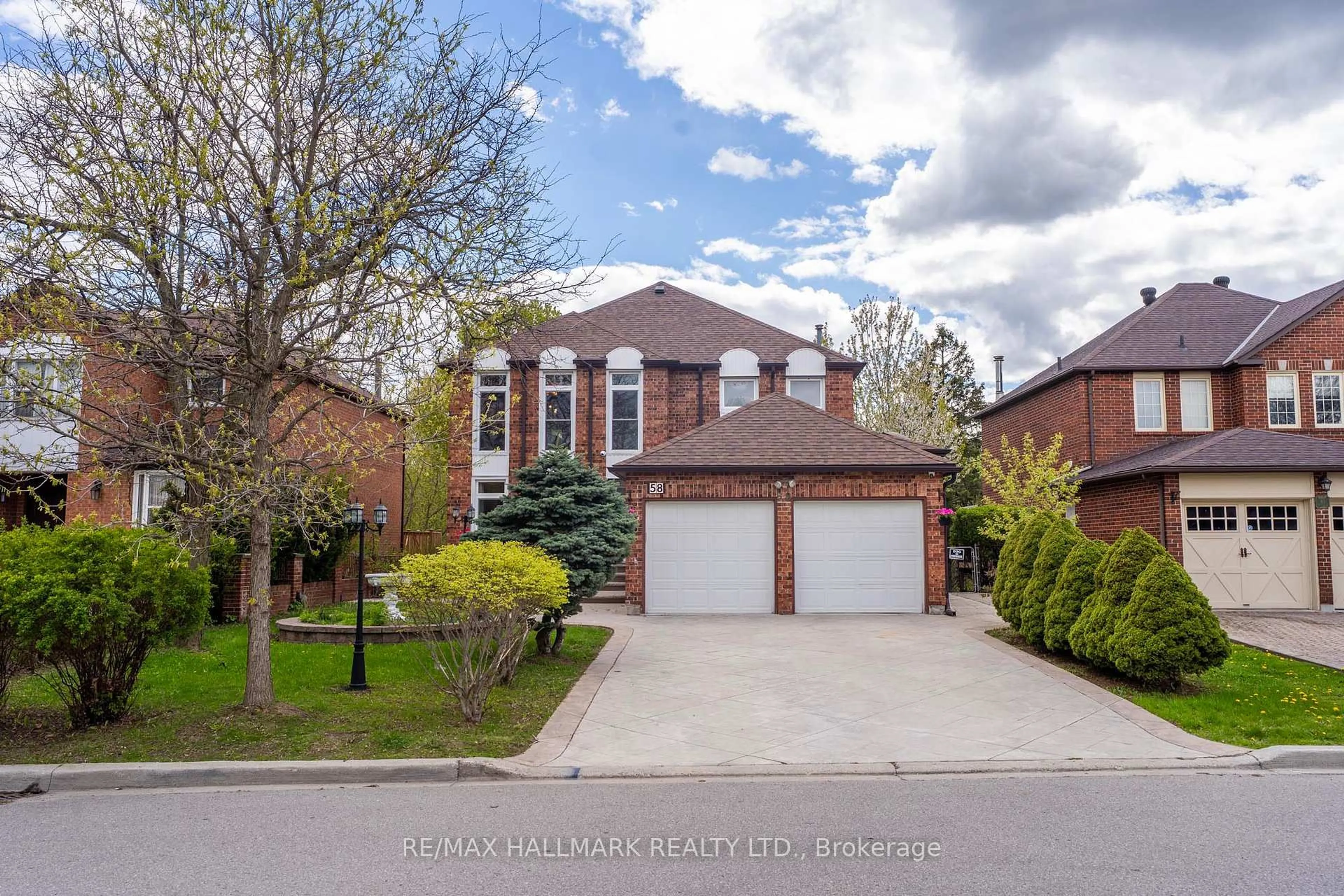 A pic from outside/outdoor area/front of a property/back of a property/a pic from drone, street for 58 Alexis Rd, Markham Ontario L3T 6Z8