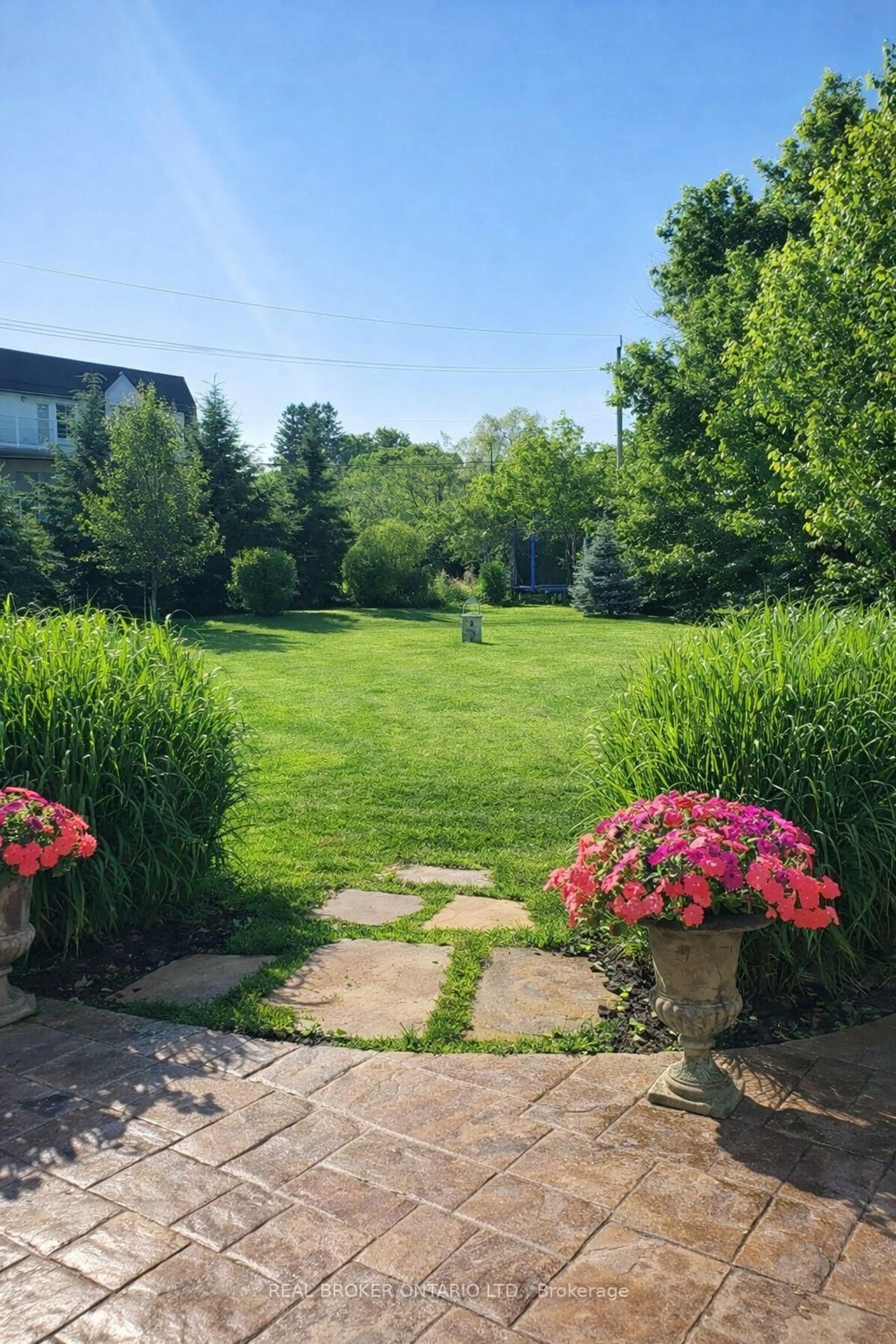 Patio, unknown for 44 Saltzburg Cres, Georgina Ontario L4P 4H3
