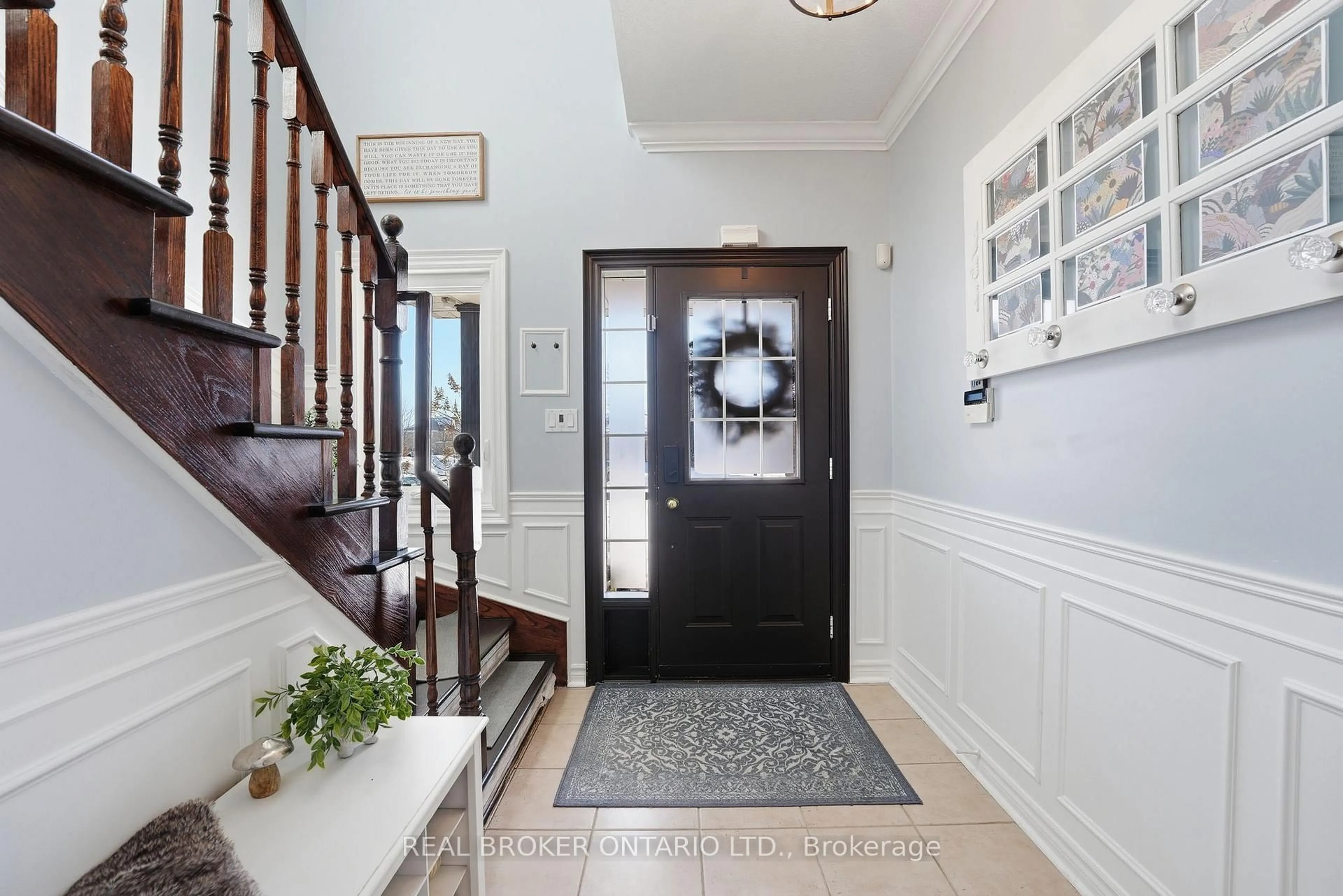 Indoor entryway for 44 Saltzburg Cres, Georgina Ontario L4P 4H3