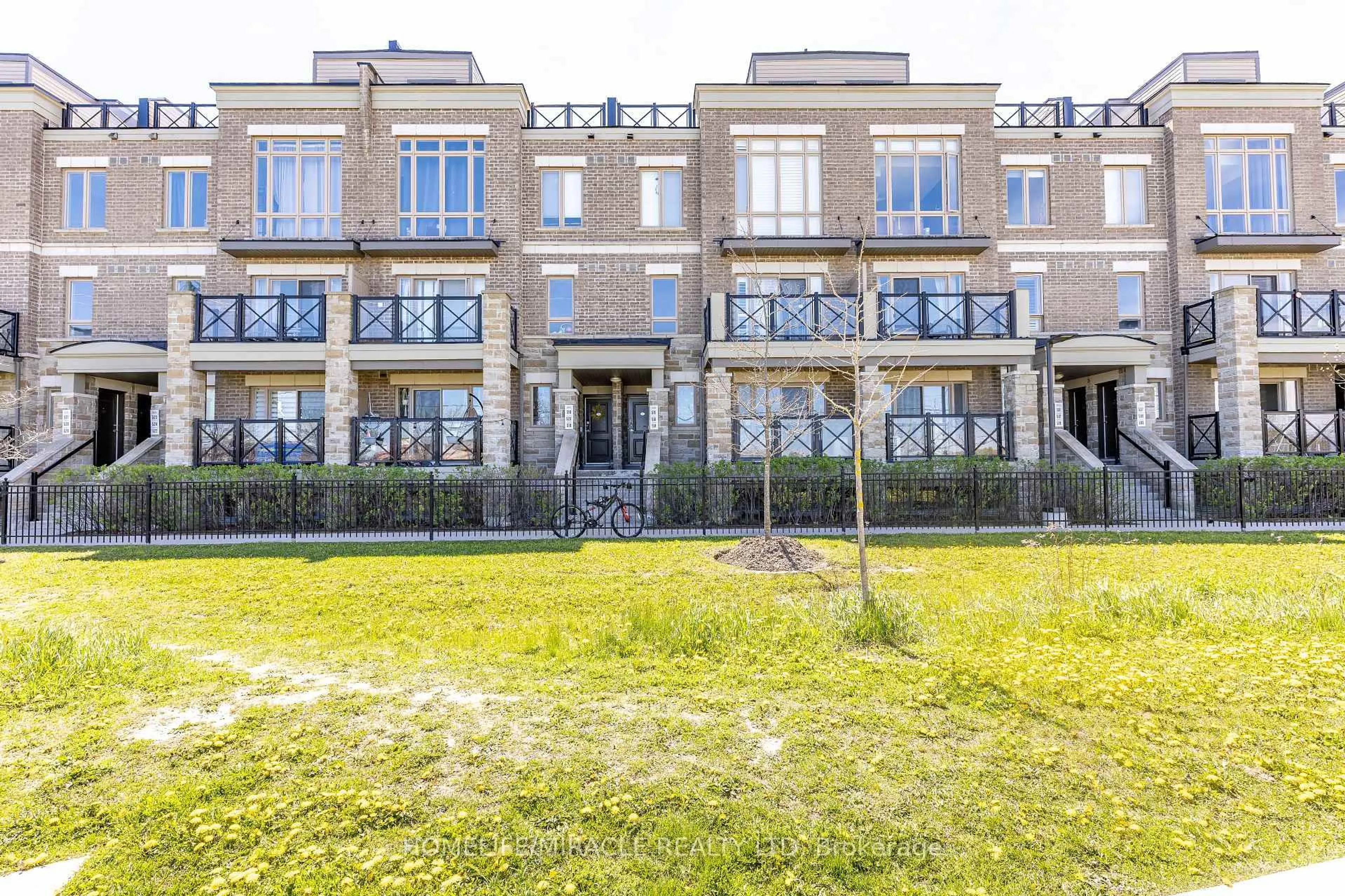 Patio, unknown for 30 Dunsheath Way #514, Markham Ontario L6B 1N3