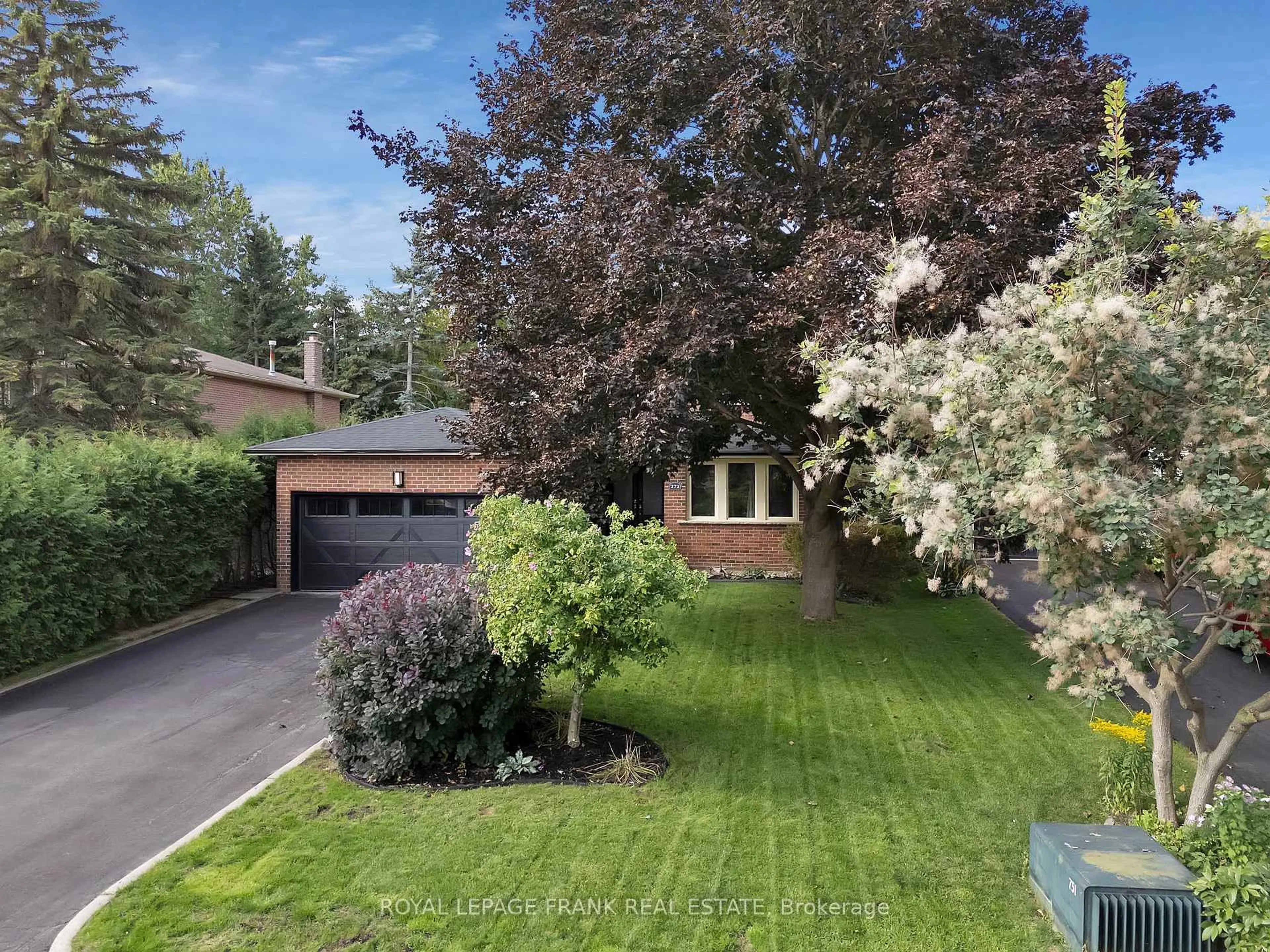 A pic from outside/outdoor area/front of a property/back of a property/a pic from drone, street for 272 Plymouth Tr, Newmarket Ontario L3Y 6G7