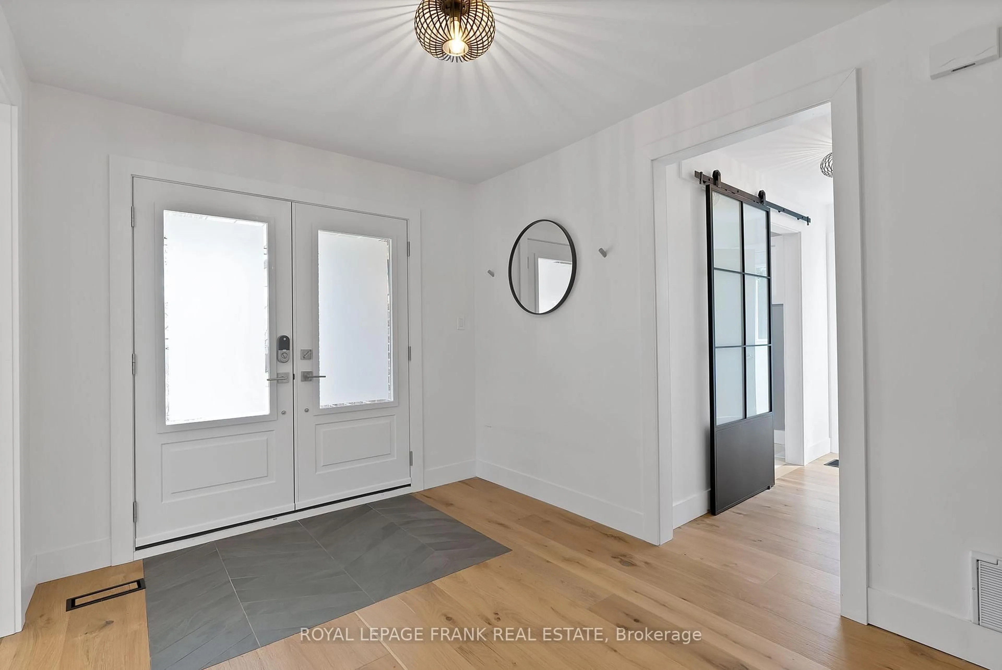 Indoor entryway for 272 Plymouth Tr, Newmarket Ontario L3Y 6G7