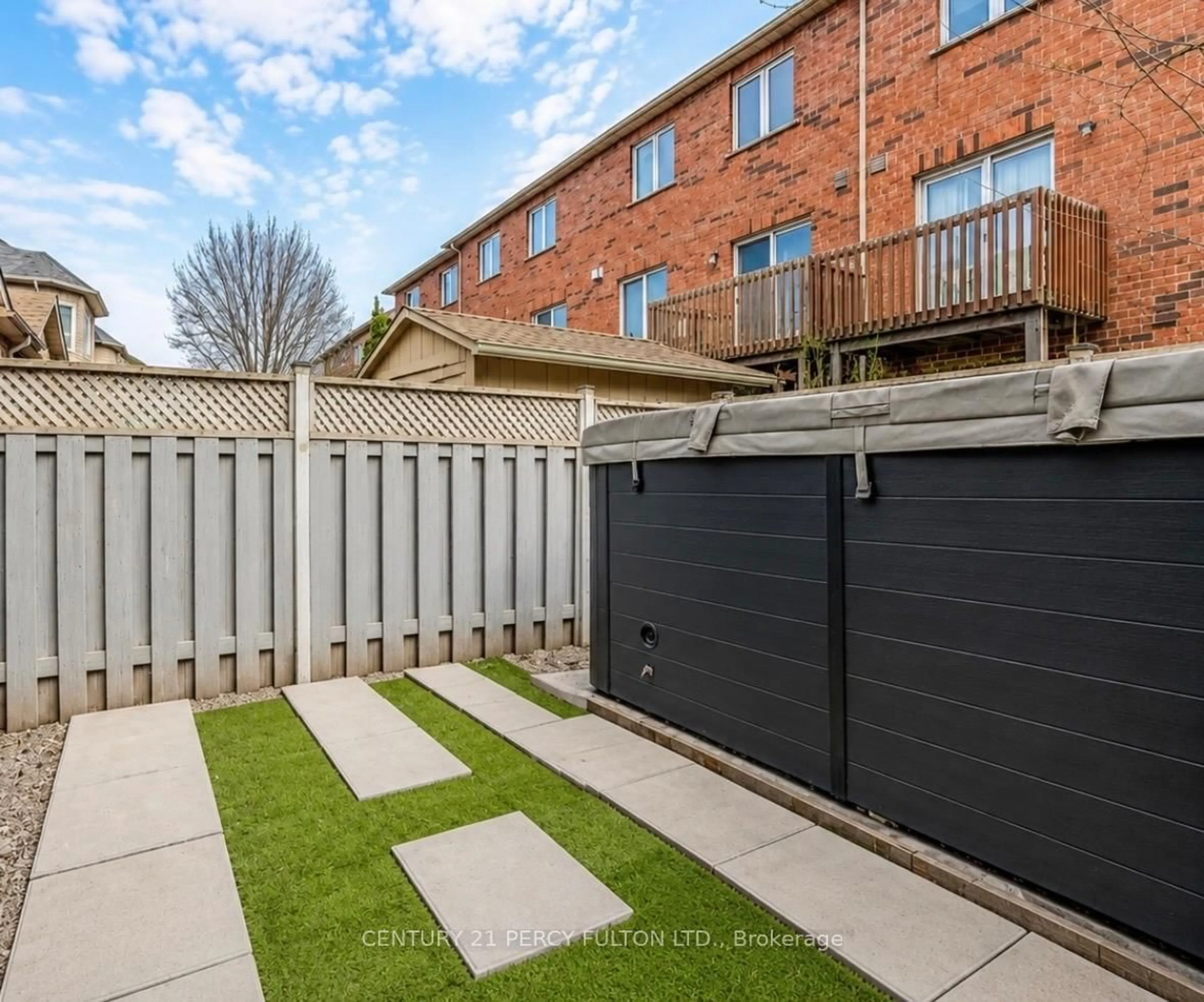 A pic from outside/outdoor area/front of a property/back of a property/a pic from drone, street for 137 Blue Willow Dr, Vaughan Ontario L4L 9E9