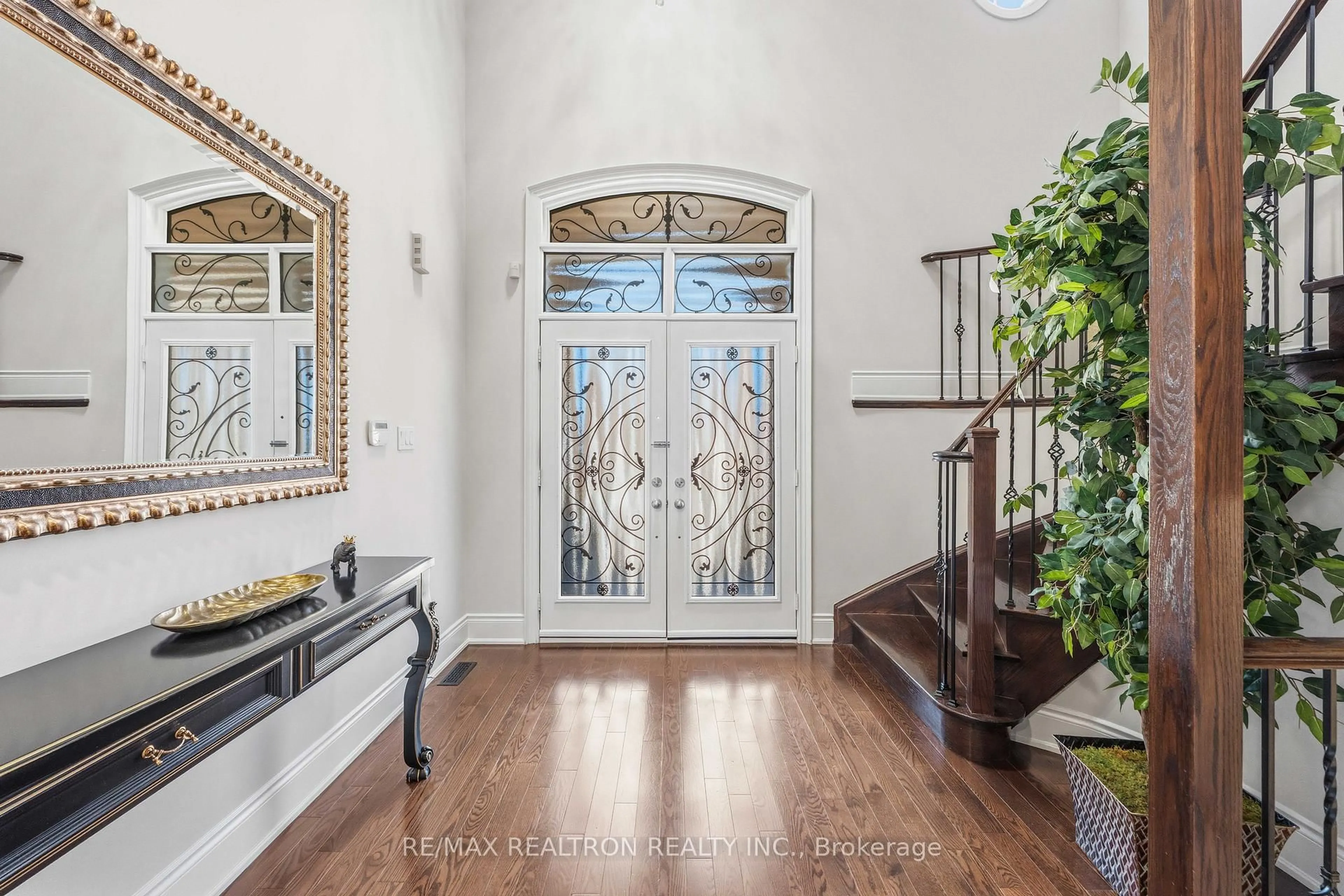 Indoor entryway for 103 Sir Stevens Dr, Vaughan Ontario L6A 0H9