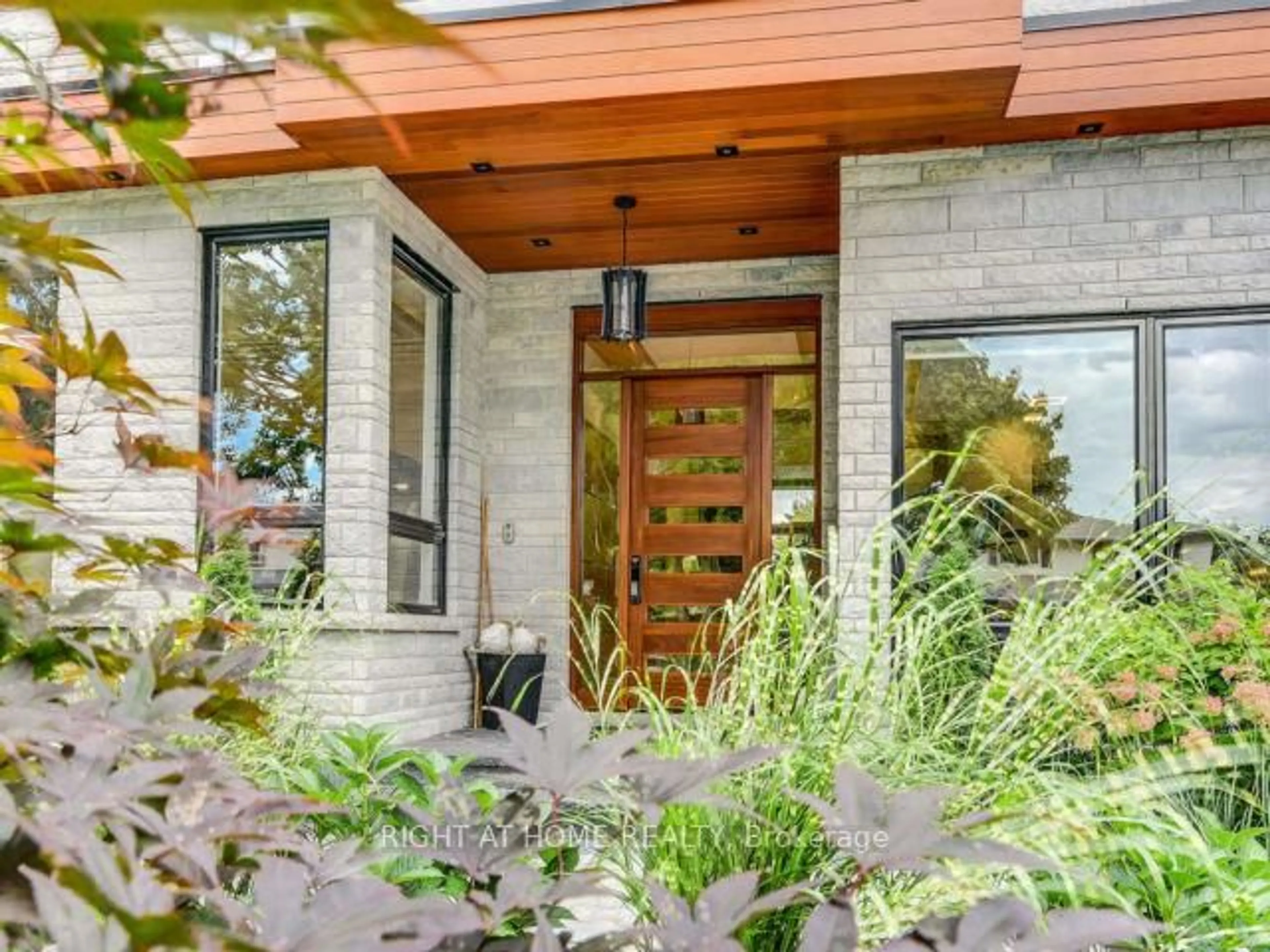 Indoor entryway for 54 Dawn Hill Tr, Markham Ontario L3T 3B2