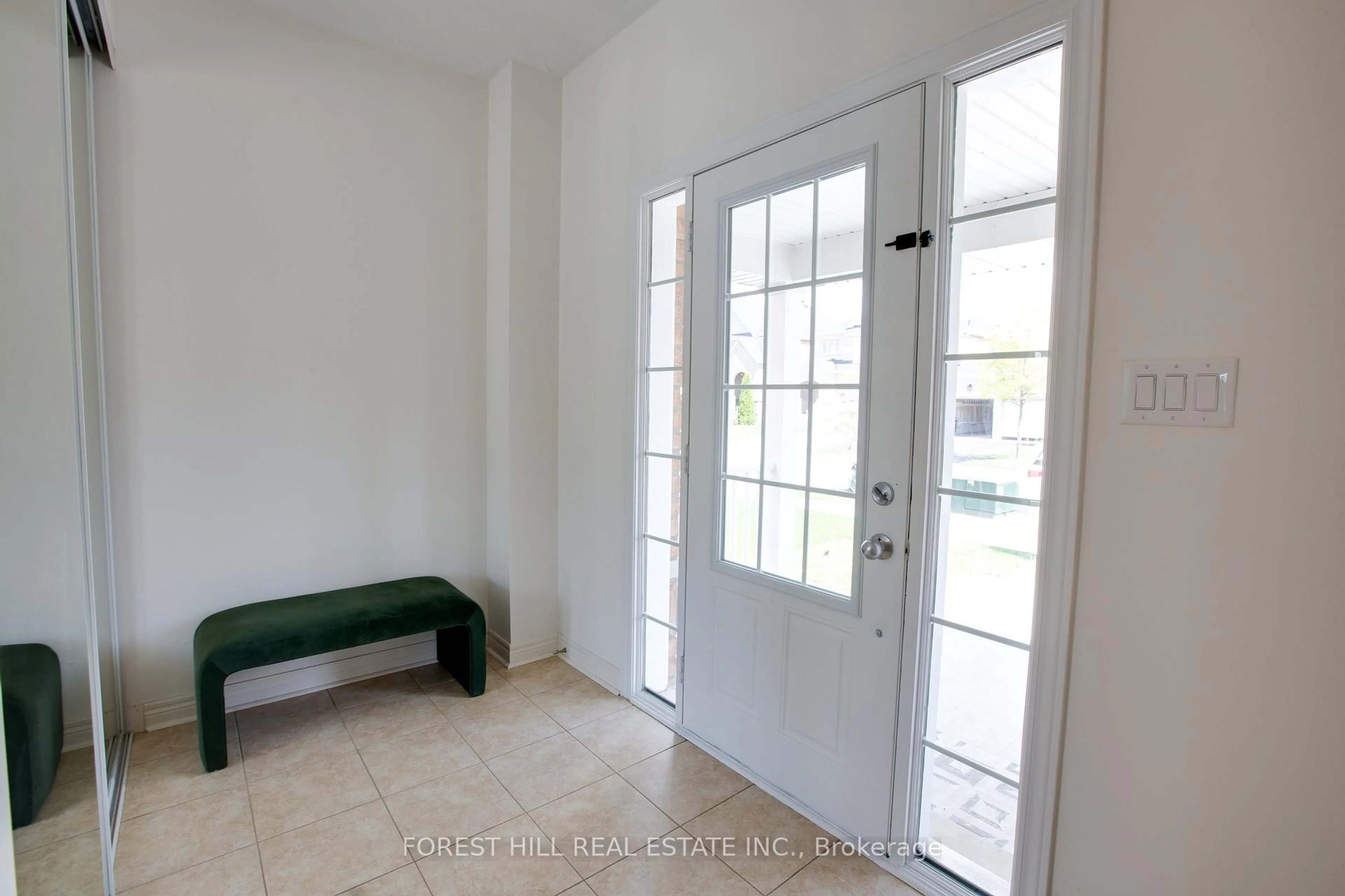 Indoor entryway for 187 Armstrong Cres, Bradford West Gwillimbury Ontario L3Z 0L3