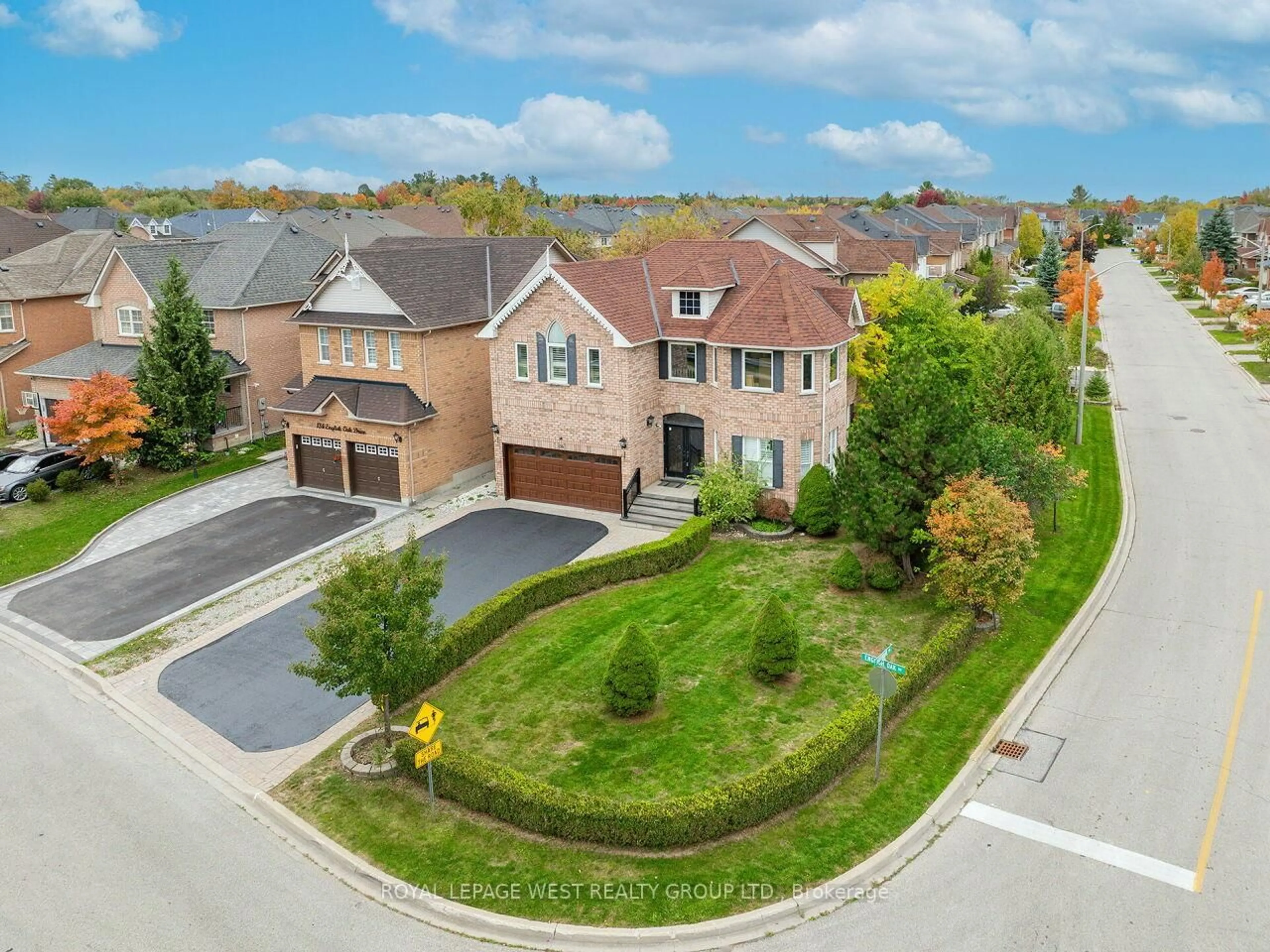 A pic from outside/outdoor area/front of a property/back of a property/a pic from drone, street for 136 English Oak Dr, Richmond Hill Ontario L4E 4G4
