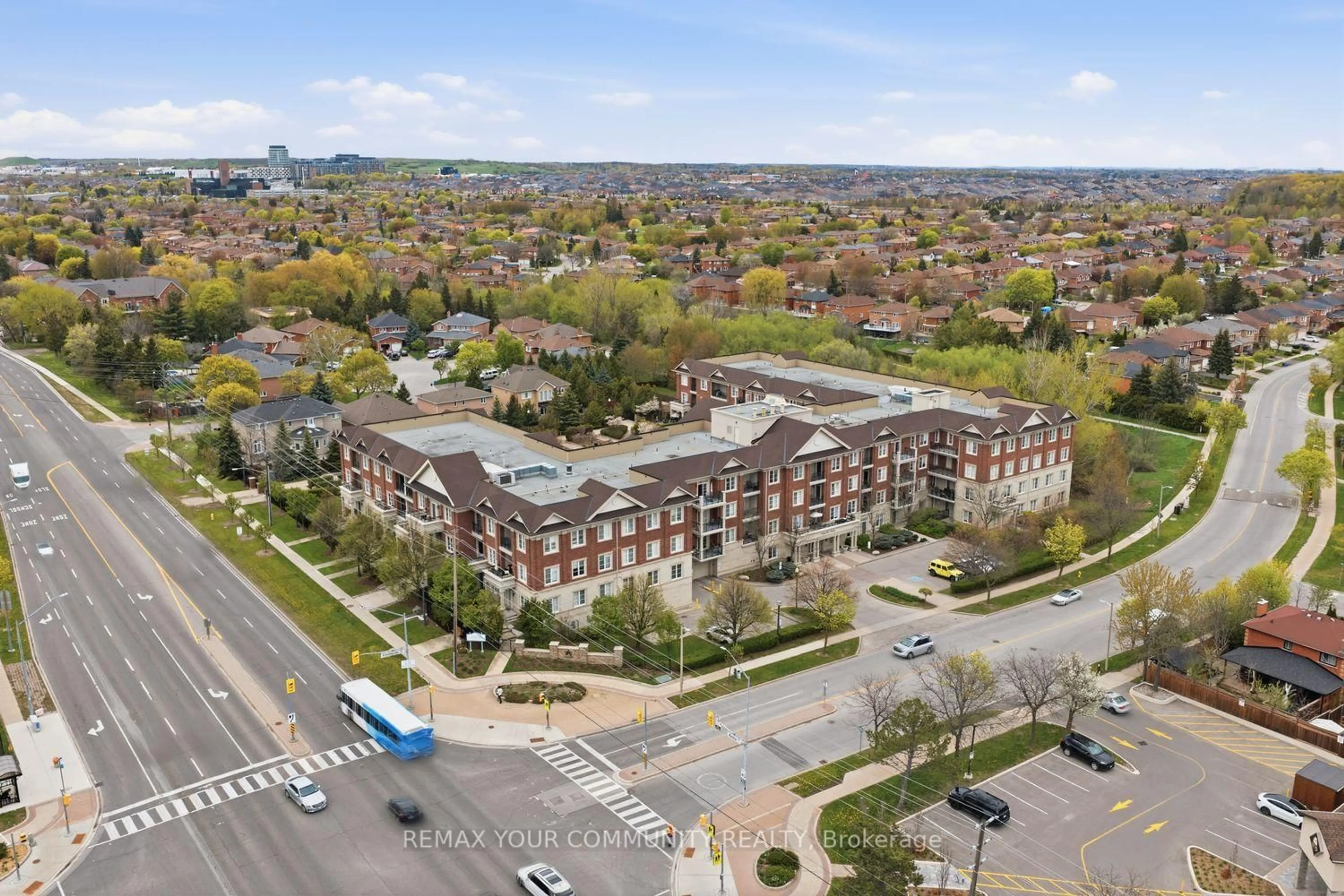 A pic from outside/outdoor area/front of a property/back of a property/a pic from drone, unknown for 9519 Keele St #313, Vaughan Ontario L6A 4A2