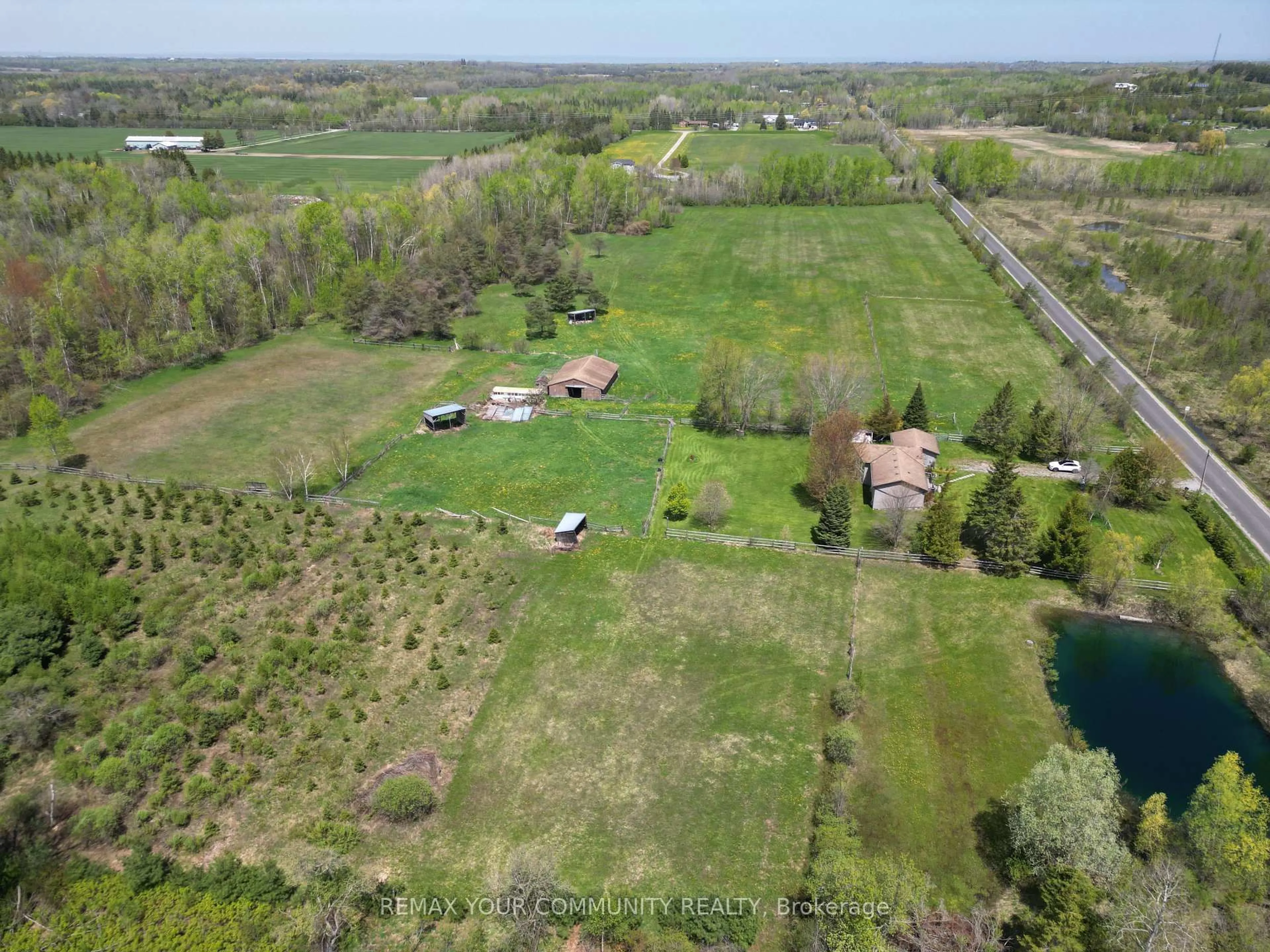 A pic from outside/outdoor area/front of a property/back of a property/a pic from drone, unknown for 24730 Valley View Dr, Georgina Ontario L0E 1R0