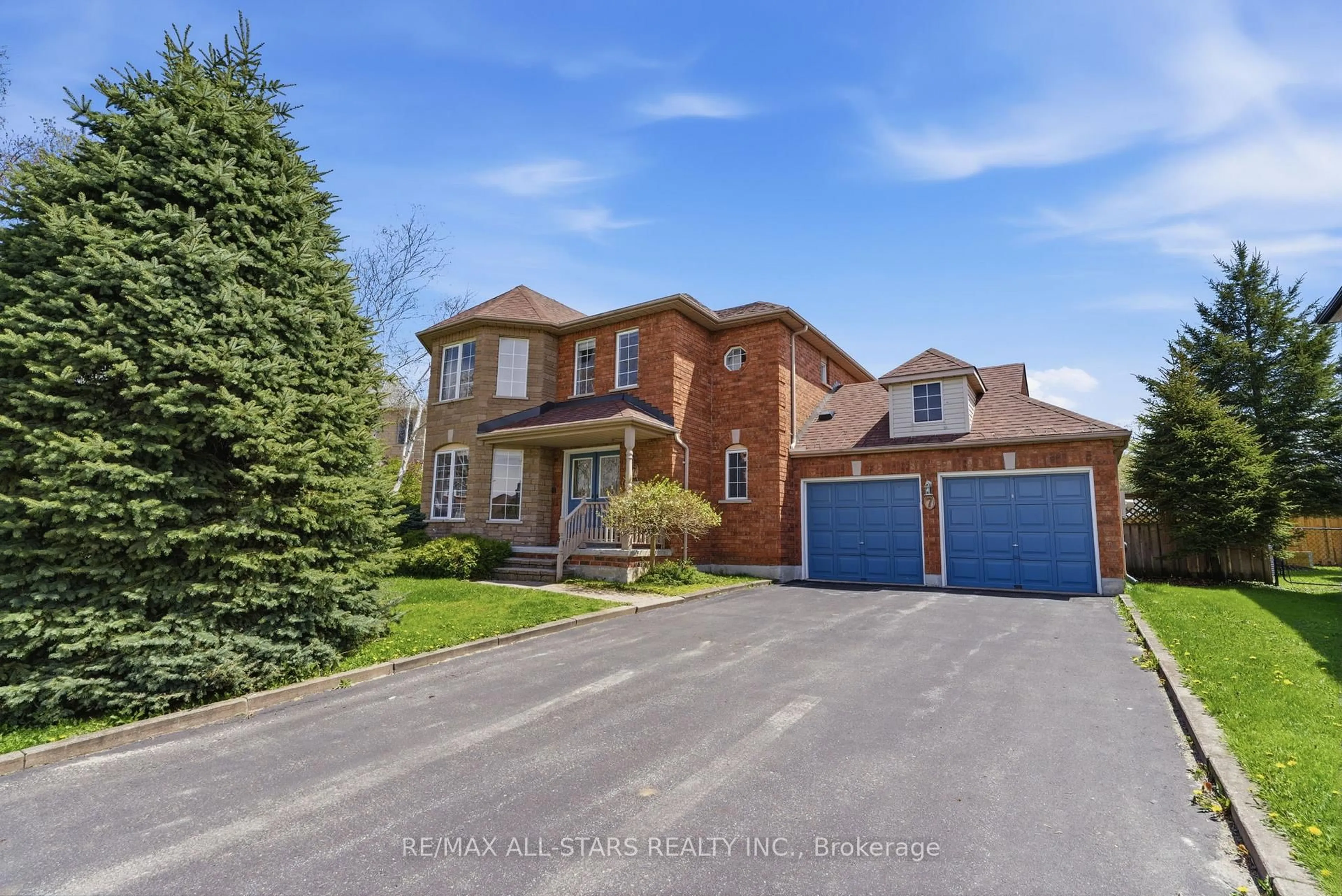 A pic from outside/outdoor area/front of a property/back of a property/a pic from drone, street for 7 Remion Cres, Uxbridge Ontario L9P 1V3