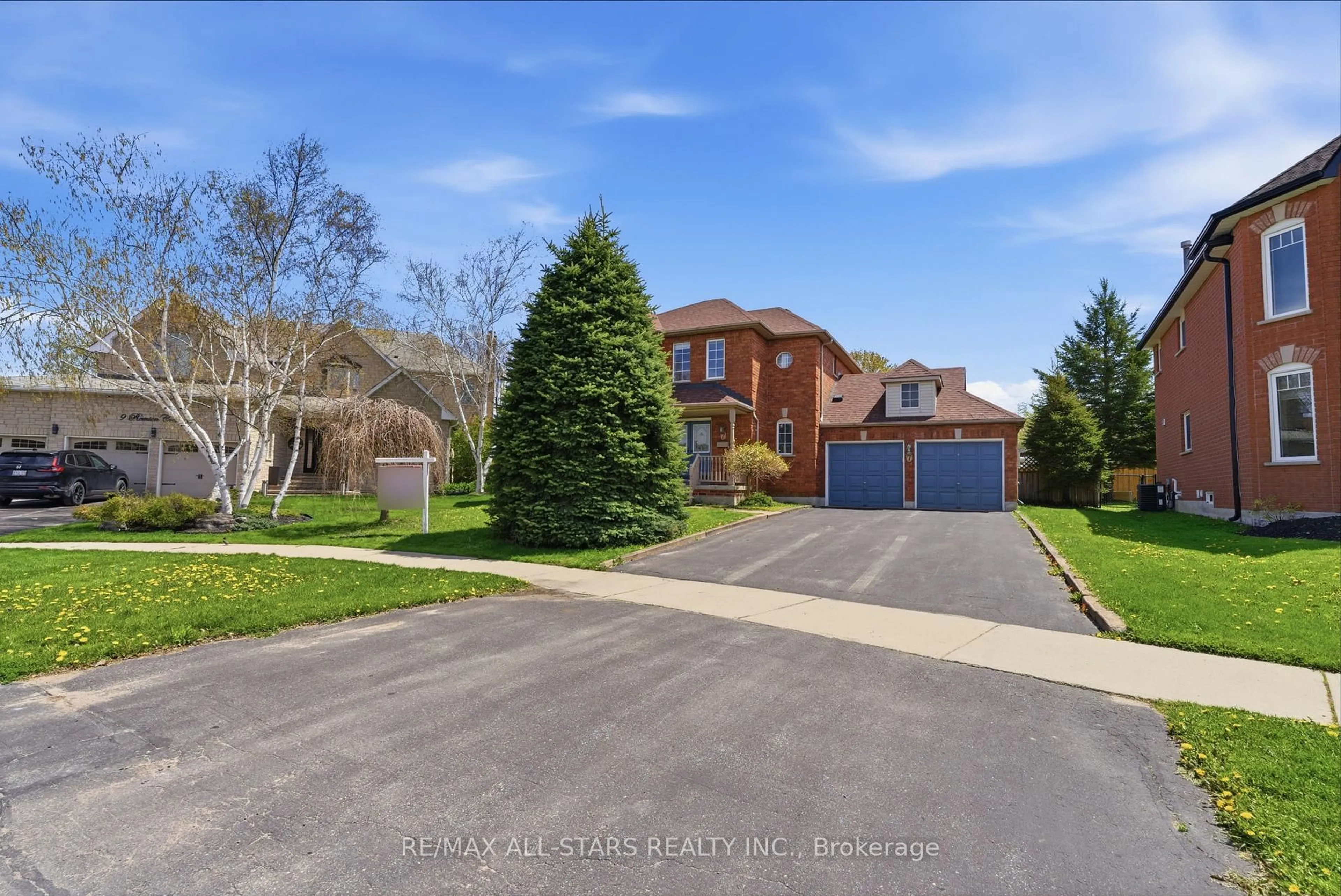 A pic from outside/outdoor area/front of a property/back of a property/a pic from drone, street for 7 Remion Cres, Uxbridge Ontario L9P 1V3